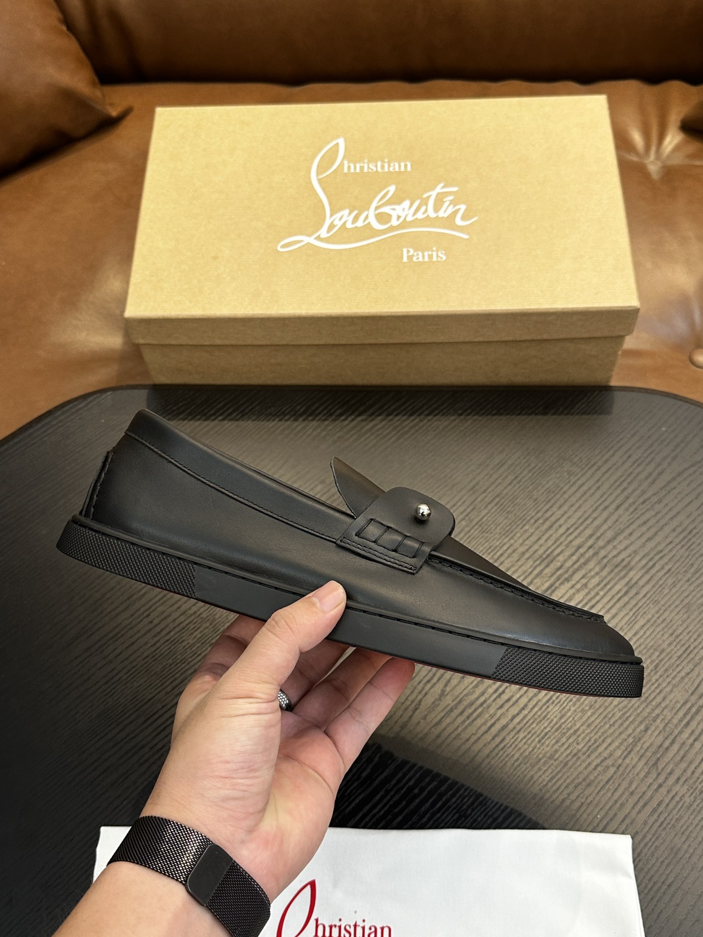 NO:339208,Christian Louboutin (red sole shoes) Italian men's casual shoes shipped!  Each pair of shoes from this Italian pure handmade shoe brand is simple and classic, and it is very comfortable and versatile on the feet!  This upper is made of imported cowhide, with high-end and comfortable cowhide inner lining!  The outsole is made of original rubber backsheet combination, with cowhide inner lining!  Brand-specific mold opening foot bed, exclusive private mold controllable! Original box packaging, equipped with shoe storage bag!  39 40 41 42 43 44 (38 45 46 customized), christian louboutin,cowhide19860909Christian Louboutin（红底鞋）意大利男士休闲板鞋出货！这个意大利纯手工鞋履品牌的每一双鞋设计简洁经典,上脚非常舒适百搭！ 此款鞋面面料采用进囗牛皮,高档舒适牛皮内里！大底采用原版橡胶底片组合成型,牛皮内里！品牌专用开模脚床,独家私模可控!原盒包装,配鞋履收纳袋！39 40 41 42 43 44（38 45 46定做）,,christian louboutin,cowhide,Men's shoes