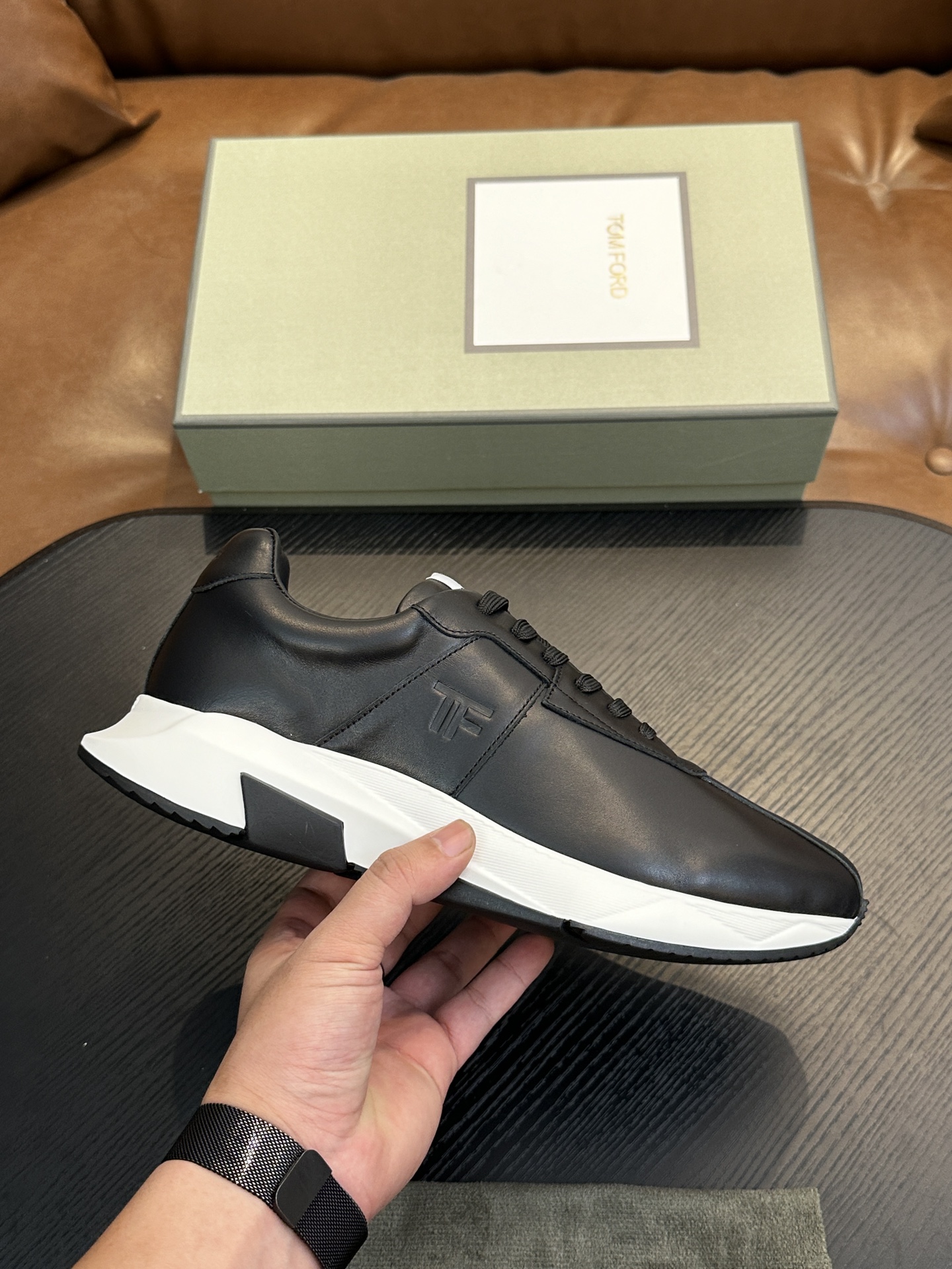 NO:340104,TOM FORD Cambridge low top sneakers This sneaker is made of imported back-fleece calfskin, contrasting trim, round toe, front lace-up, rubber flat sole, insole with logo. Size 39-44, custom (38,45 custom made), Tom Ford, sneakers, cowhide19860909TOM FORD Cambridge 牛皮低帮运动鞋 本款运动鞋采用进口反绒小牛皮、对比边饰、圆头、正面系带、橡胶平底、鞋垫饰有标志. 码数39-44,定（38,45定做）,汤姆·福特,tom ford,sneakers,cowhide,Men's shoes