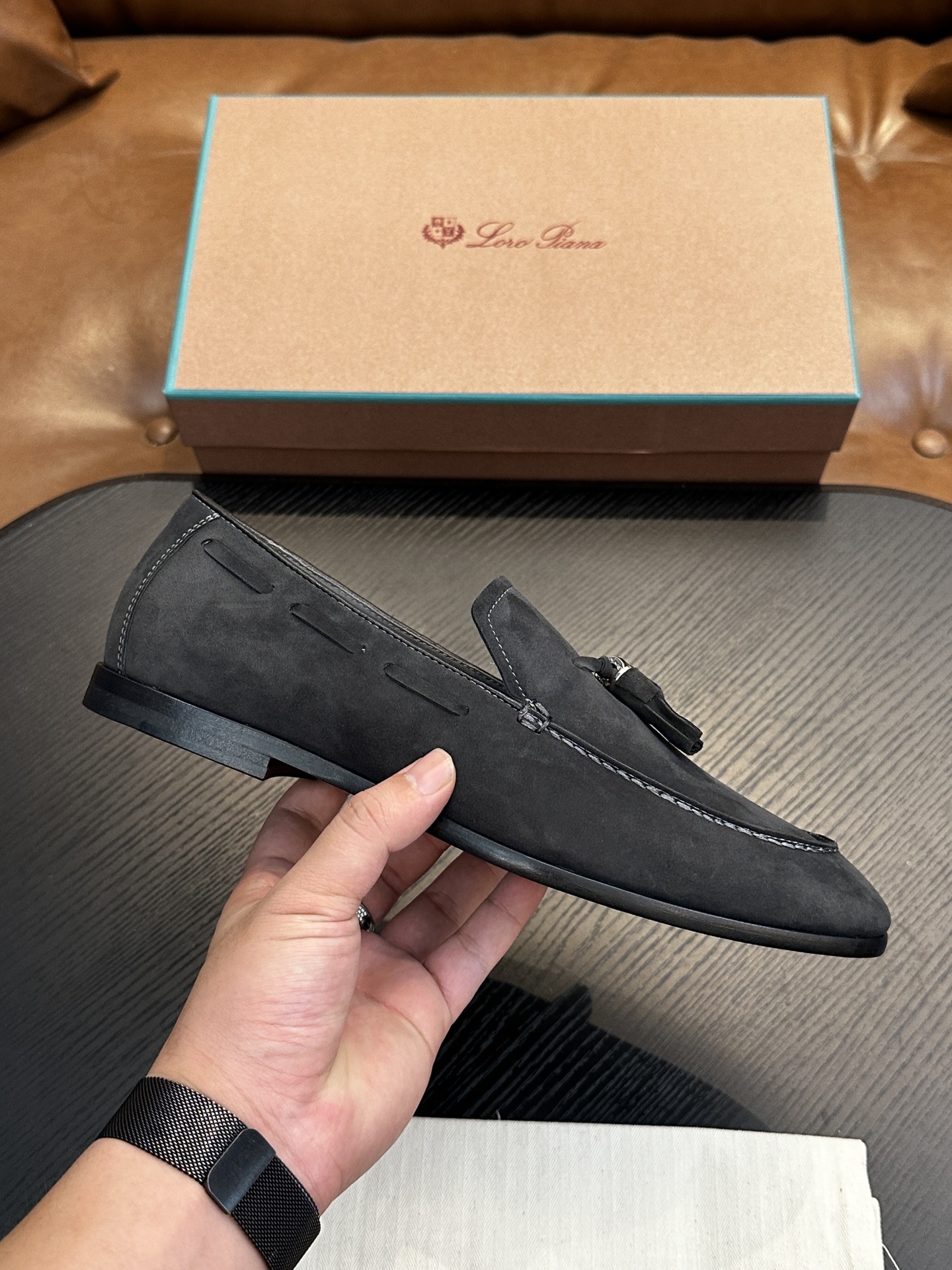 NO:340096,LoroPian*/Nuoyou-Pianya LP Travis Men's Mocasin Shoes｜This shoe draws classic inspiration from British shoes｜Create a delicate and elegant style with the taste of men's shoes and the light and comfortable feeling of conspicuous grooved soles｜Fabric imported cowhide｜Breathable water dyed cowhide inner｜Light injection molded genuine leather outsole enhances comfortable wearing｜Extreme breathability for a long time｜Extremely treated leather presents a particularly soft feel｜and still maintains its natural texture｜A slightly aged appearance adds a touch of exquisite elegance to the shoes｜Is an ideal accessory for casual looks｜Size39-44 (customized by 38.45.46), LP-leather shoes, loro piano, loro piano, cowhide, Leather soles19860909LoroPian*/诺悠-翩雅 LP Travis 男士莫卡辛鞋｜这款鞋汲取英式鞋履的经典灵感｜以男鞋的品味与显眼沟纹鞋底的轻盈舒适感营造精致优雅风格｜面料采用进口胎牛皮｜透气水染牛皮内里｜轻盈注塑真皮大底提升舒适穿着感｜透气性极好久穿不累｜经过特别处理的皮革呈现尤为柔软的手感｜且依然保持其天然质感｜略微做旧的外观为鞋子添增了一抹精致优雅｜是休闲造型的理想配饰｜Size39-44（38.45.46定做）,LP-皮鞋,loro piana,loro piana,cowhide,Leather soles,Men's shoes