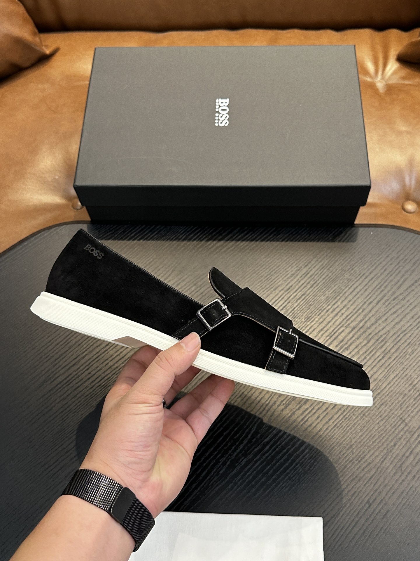 NO:338671,BOSS men's new leather casual shoes for foot cover are shipped!  It is carefully made of imported lychee pattern calf leather, soft, delicate and shiny leather, upper leather tassel pendant decoration, delicate and even handmade mark wiring, classic casual style, anti-slip wear-resistant rubber sole, light and comfortable, foot design is matched with soft cowhide inner lining and foot pads, comfortable and breathable on the upper foot, and is equipped with dust bags with original box packaging!  Size 39-40-41-42-43-44 (45.46 customized) standard leather shoes size, BOOS casual shoes, cowhide19860909BOSS男士新款套脚皮革休闲板鞋出货！ 选用进口荔枝纹小牛皮精心制作,皮质柔软细腻有光泽,鞋面皮革流苏吊坠装饰,细致均匀的手工马克走线,经典休闲版型,防滑耐磨橡胶大底,轻便舒适,套脚设计搭配柔软牛皮内里及垫脚,上脚舒适透气,配原盒包装防尘袋！ 尺码39-40-41-42-43-44（45.46订做）标准皮鞋码数,BOOS 休闲鞋,cowhide,Men's shoes