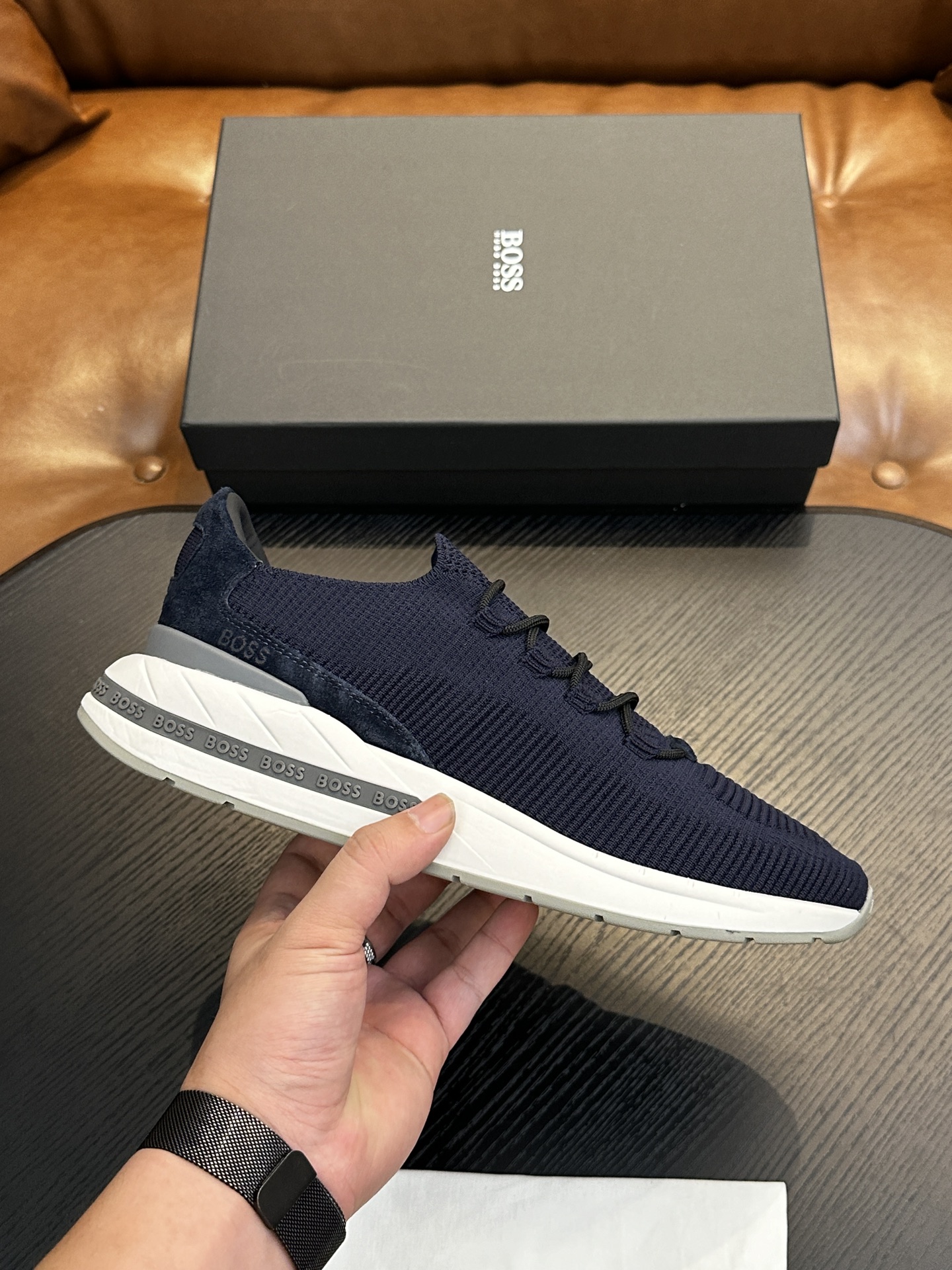 NO:340002,BOSS men's new leather casual shoes for foot cover are shipped!  It is carefully made of imported lychee pattern calf leather, soft, delicate and shiny leather, upper leather tassel pendant decoration, delicate and even handmade mark wiring, classic casual style, anti-slip wear-resistant rubber sole, light and comfortable, foot design is matched with soft cowhide inner lining and foot pads, comfortable and breathable on the upper foot, and is equipped with dust bags with original box packaging!  Size 39-40-41-42-43-44 (45.46 customized) standard leather shoes size, BOOS casual shoes, cowhide19860909BOSS男士新款套脚皮革休闲板鞋出货！ 选用进口荔枝纹小牛皮精心制作,皮质柔软细腻有光泽,鞋面皮革流苏吊坠装饰,细致均匀的手工马克走线,经典休闲版型,防滑耐磨橡胶大底,轻便舒适,套脚设计搭配柔软牛皮内里及垫脚,上脚舒适透气,配原盒包装防尘袋！ 尺码39-40-41-42-43-44（45.46订做）标准皮鞋码数,BOOS 休闲鞋,cowhide,Men's shoes