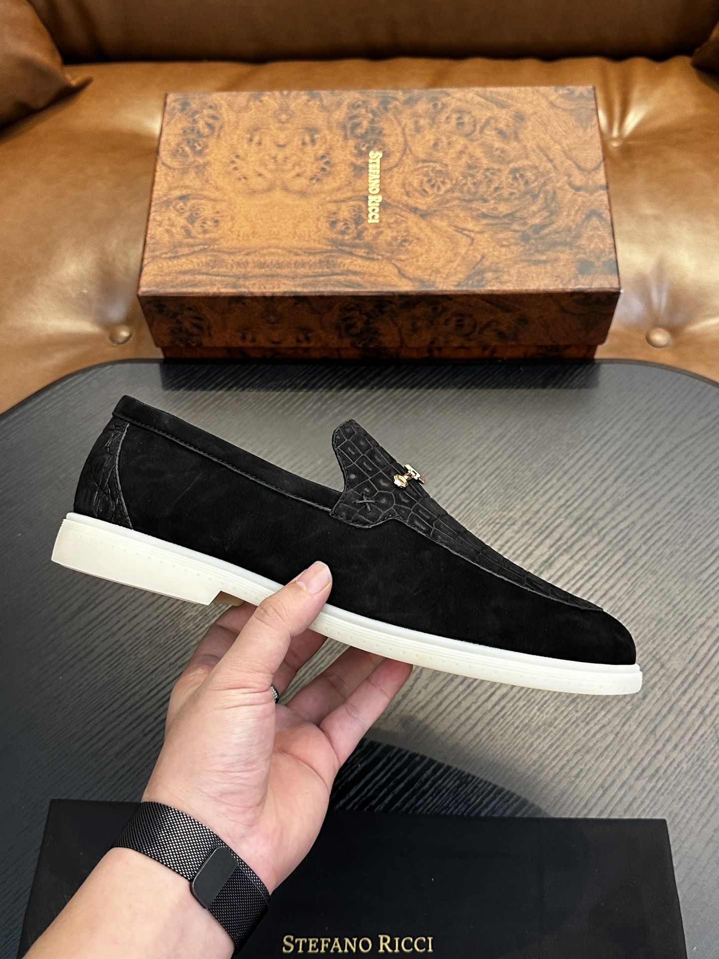 NO:349662,Stefano Ricci Stephen's high-end luxury brand, Italian men's casual shoes shipped!  Each pair of shoes from this Italian pure handmade shoe brand is simple and classic, and it is very comfortable and versatile on the feet!  This upper is made of imported cowhide, with high-end and comfortable cowhide inner lining!  The outsole is made of original rubber backsheet combination, with cowhide inner lining!  Brand-specific mold opening foot bed, exclusive private mold controllable! Original box packaging, equipped with shoe storage bag!  39 40 41 42 43 44 (38 45 46 customized), cowhide19860909Stefano Ricci 史蒂芬高端奢侈品牌,意大利男士休闲板鞋出货！这个意大利纯手工鞋履品牌的每一双鞋设计简洁经典,上脚非常舒适百搭！ 此款鞋面面料采用进囗牛皮,高档舒适牛皮内里！大底采用原版橡胶底片组合成型,牛皮内里！品牌专用开模脚床,独家私模可控!原盒包装,配鞋履收纳袋！39 40 41 42 43 44（38 45 46定做）,,cowhide,Men's shoes