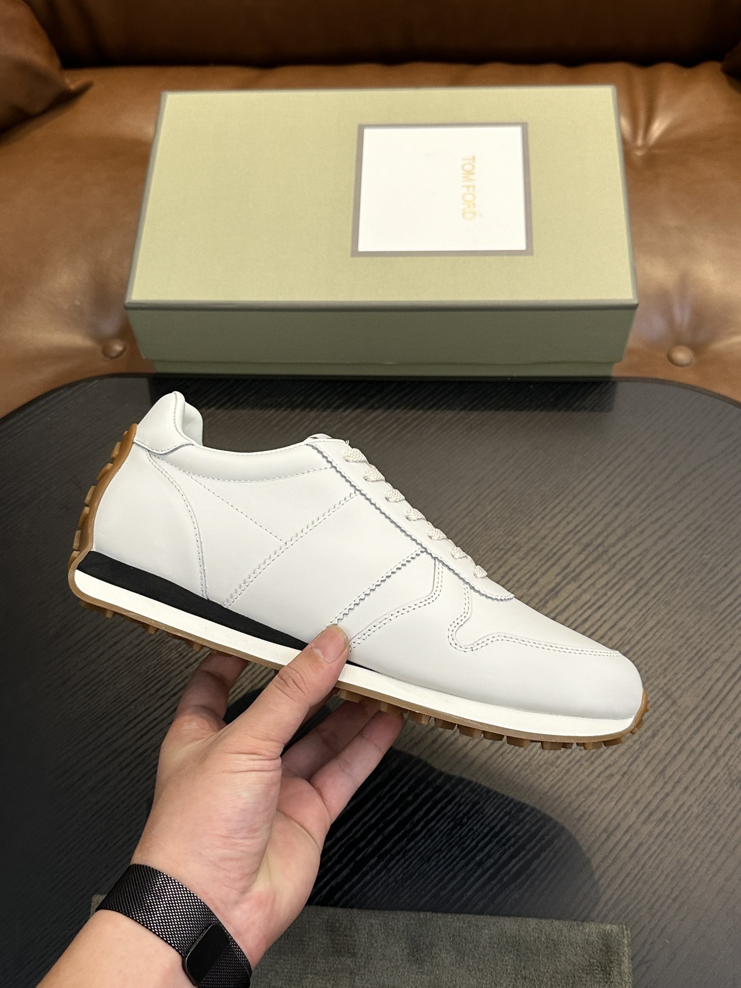NO:338694,TOM FORD Cambridge Tom's new cowhide low top sneakers This sneaker is made of imported back-fleece calfskin, contrasting trim, round toe, front lace-up, rubber flat sole, insole with logo. Size 39-44, custom (38,45 custom made), Tom Ford, sneakers, cowhide19860909TOM FORD Cambridge 汤姆新款 牛皮低帮运动鞋 本款运动鞋采用进口反绒小牛皮、对比边饰、圆头、正面系带、橡胶平底、鞋垫饰有标志. 码数39-44,定（38,45定做）,汤姆·福特,tom ford,sneakers,cowhide,Men's shoes