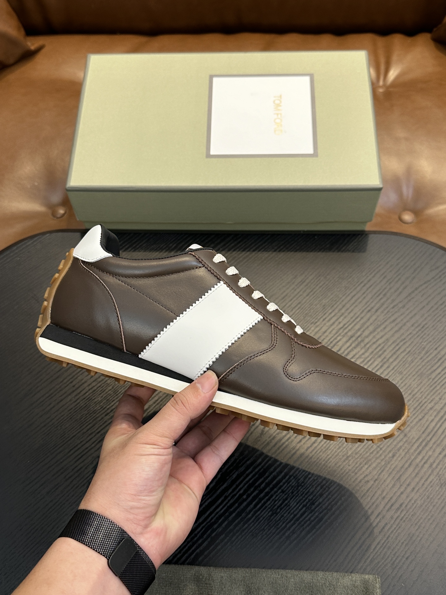 NO:338705,TOM FORD Cambridge Tom cowhide low top sneakers This sneaker is made of imported back-fleece calfskin, contrasting trim, round toe, front lace-up, rubber flat sole, insole with logo. Size 39-44, custom (38,45 custom made), Tom Ford, sneakers, cowhide19860909TOM FORD Cambridge 汤姆 牛皮低帮运动鞋 本款运动鞋采用进口反绒小牛皮、对比边饰、圆头、正面系带、橡胶平底、鞋垫饰有标志. 码数39-44,定（38,45定做）,汤姆·福特,tom ford,sneakers,cowhide,Men's shoes