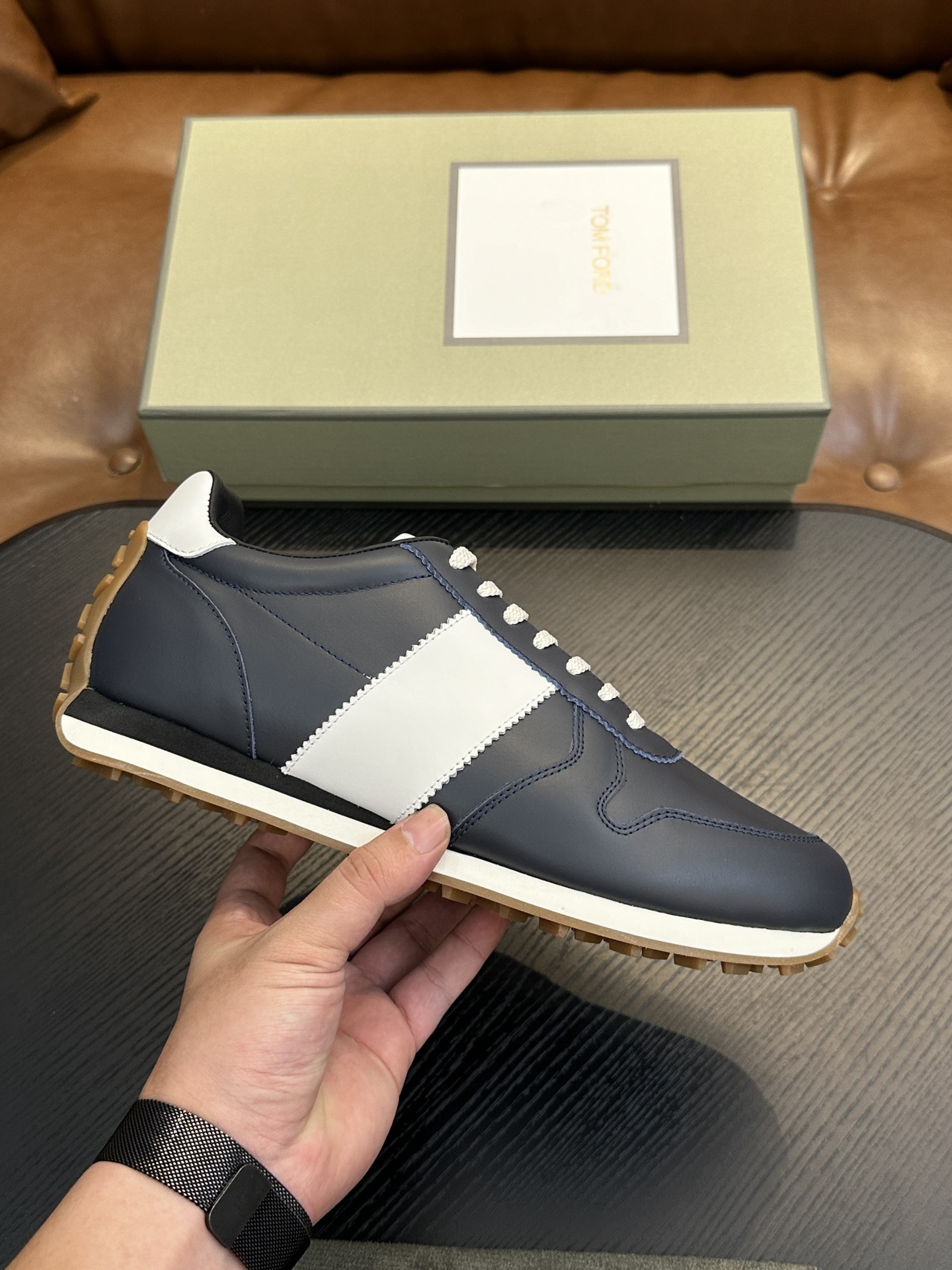 NO:338726,TOM FORD Cambridge Tom cowhide low top sneakers This sneaker is made of imported back-fleece calfskin, contrasting trim, round toe, front lace-up, rubber flat sole, insole with logo. Size 39-44, custom (38,45 custom made), Tom Ford, sneakers, cowhide19860909TOM FORD Cambridge 汤姆 牛皮低帮运动鞋 本款运动鞋采用进口反绒小牛皮、对比边饰、圆头、正面系带、橡胶平底、鞋垫饰有标志. 码数39-44,定（38,45定做）,汤姆·福特,tom ford,sneakers,cowhide,Men's shoes