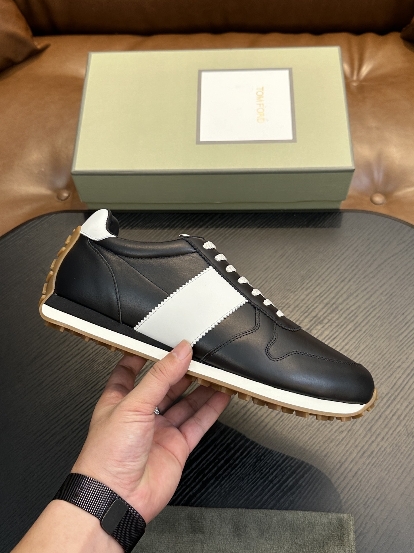 NO:338717,TOM FORD Cambridge New cowhide low top sneakers This sneaker is made of imported back-fleece calfskin, contrasting trim, round toe, front lace-up, rubber flat sole, insole with logo. Size 39-44, custom (38,45 custom made), Tom Ford, sneakers, cowhide19860909TOM FORD Cambridge 汤姆 新款 牛皮低帮运动鞋 本款运动鞋采用进口反绒小牛皮、对比边饰、圆头、正面系带、橡胶平底、鞋垫饰有标志. 码数39-44,定（38,45定做）,汤姆·福特,tom ford,sneakers,cowhide,Men's shoes