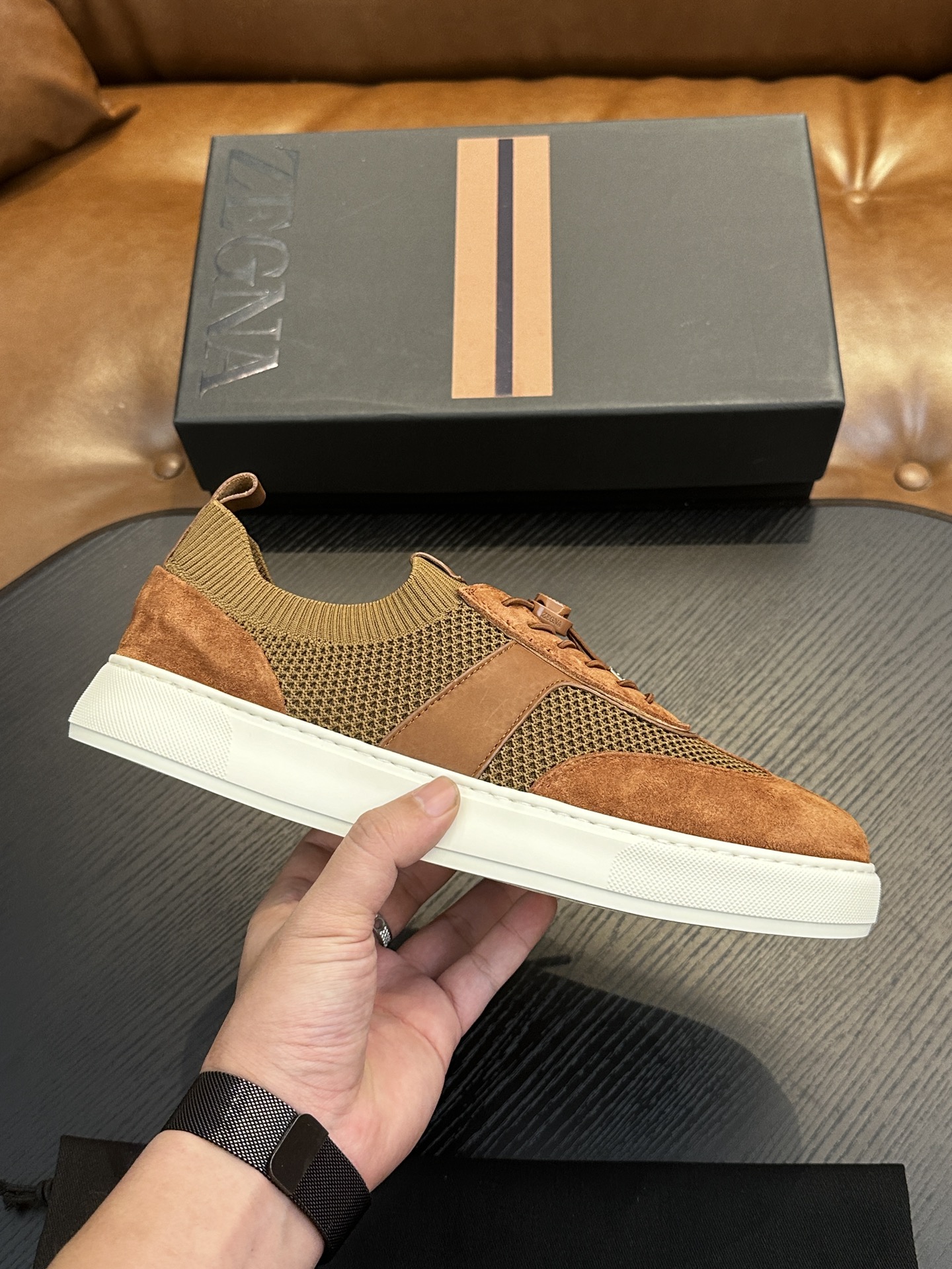 NO:620394,ZEGNA men's shoes men's sports shoes!  Luxurious casual shoes, the latest catwalk models are synchronized with the official website!  PRODUCT INFORMATIONMONTE (MN·TE) means 'mountain' in Italian. It is inspired by the tree-lined trails in the Zegna oasis. The TRIPLE STITCHT Monte luxury casual shoes are aimed at hiking and are a good companion for travel at any time of the year. The shoes adopt a versatile low-top style, embellished with triple-cross details inspired by the hand-stitching of Zegna jackets, and are equipped with innovations that can provide greater friction during outdoor activities!  Ermenegildo Zegna's famous tailoring series hand-made triple stitching design, diamond-shaped punching on the upper, better breathability, strong grip, ensuring safety. The fabric is made of high-quality Lapa cowhide, with fashionable splicing. The combination of lightweight foam and Vibrate special rubber sole is light on the foot without being bulky. The outsole is equipped with anti-slip sheets, which are cold-resistant, non-slip and have strong grip!  Suitable for daily wear, sports, hiking and outdoor use!  Leather shoe size: 39/40/41/42/43/44/45 (46.47 can be customized) original box packaging + dust bag, Zegna casual shoes, zegna, sneakers, jackets & coats, cowhide19860909ZEGNA杰尼亚男鞋男士运动鞋！奢华休闲鞋 最新走秀款官网同步！ PRODUCT INFORMATIONMONTE (MN·TE)在意大利语中意为“高山”.其灵感源自杰尼亚绿洲中的林荫小径.TRIPLE STITCHT Monte奢华休闲鞋以徒步旅行为目标,是全年之内任何时节外出旅行时的良伴.鞋履采用百搭的低帮款式,点缀灵感源自杰尼亚夹克手工缝线的三交叉细节,同时配备能够在户外活动时提供更大摩擦力的创新！ 杰尼亚著名精裁系列手工三重缝线设计,鞋面菱形冲孔,透气性能更佳良好,强大的抓地力,确保安全性.面料采用优质拉帕牛皮,拼接时尚潮流.轻质发泡和Vibrate专用橡胶底组合,上脚轻便不显笨重,大底底掌加用防滑片,耐寒、防滑,抓地性强！适用于日常穿搭、运动徒步户外！ 皮鞋码数:39/40/41/42/43/44/45（46.47可以订做）原盒包装+防尘袋,杰尼亚 休闲鞋,zegna,sneakers,jackets & coats,cowhide,Men's shoes