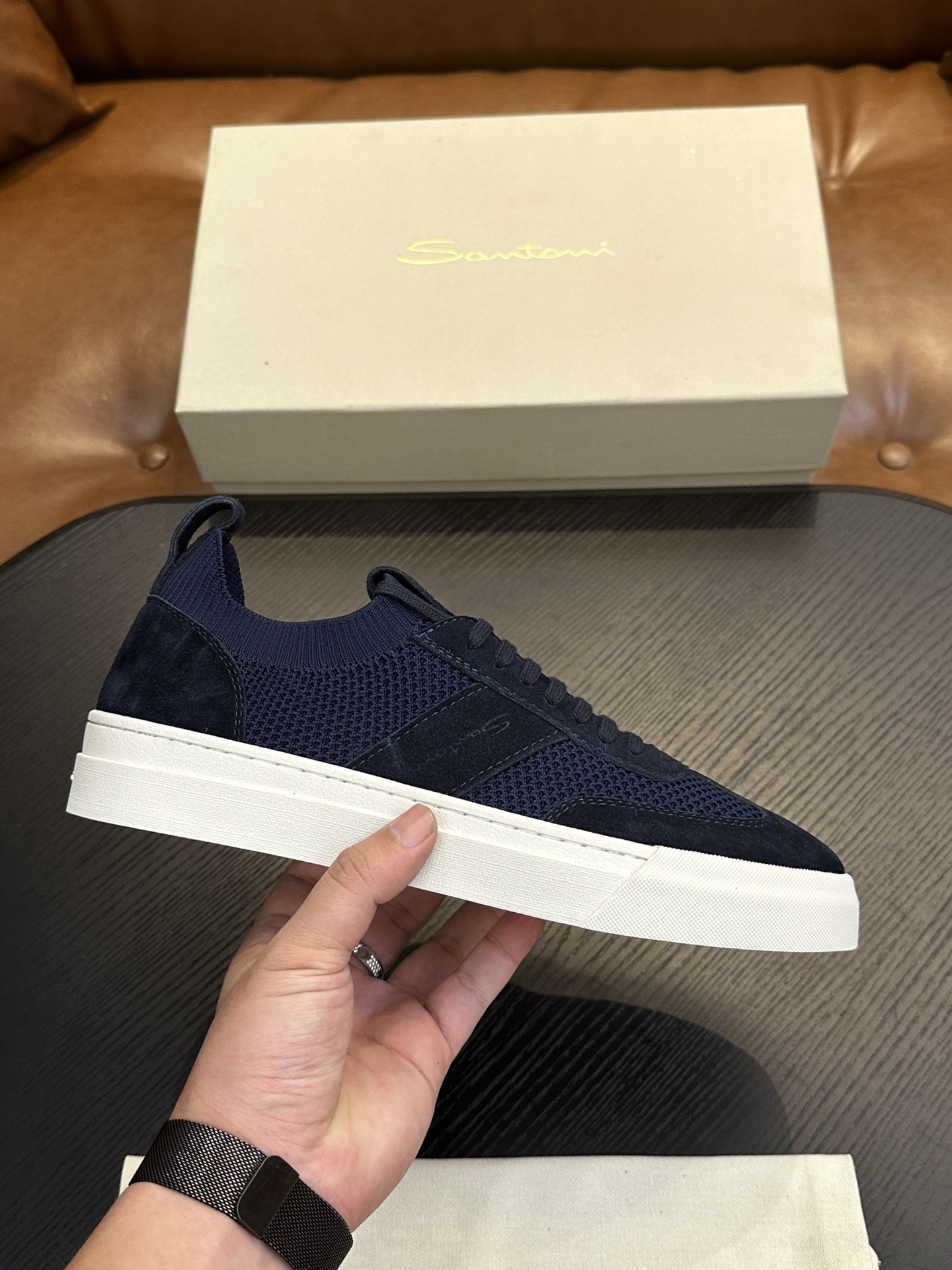 NO:620552,Santoni (Santoni) Italian men's handmade calfskin shoes are shipped!  Each pair of shoes from this Italian handmade shoe brand has a simple and classic design, which is very comfortable and versatile!  It is not accurate to describe the Italian shoe brand Santoni as 'nouveau riche'. Although it is very young, its appearance and temperament are quite sophisticated, and it can even be said that it is well versed in the ways of the world. The toe of the shoe adopts a classic two-section design concept, and all trimming parts are processed by Italian oil edge technology, giving a 360-degree vision without rough edges!  Internal and external waist without lining design!  The real-line method of glueing the empty circle around the outsole is environmentally friendly and does not open the glue!  The upper material of this shoe is made of imported grained calfskin. When you lift it from the back of the leather, you can see very clear pores!  The inside is made of calf and will not slip or fade!  The outsole is made of a combination of IP outsole and TPU backing sheet, which is light and comfortable on the foot!  The brand's special molded footbed has a layer of high-elastic foam in the middle of the insole that makes it easy to put on your feet. Exclusive private mold control, long-term availability!  Original box packaging, with shoe storage bag!  39 40 41 42 43 44, Santoni sneakers, sneakers, cowhide19860909Santoni(圣东尼）意大利男士手工小牛皮鞋出货！这个意大利纯手工鞋履品牌的每一双鞋设计简洁经典,上脚非常舒适百搭！ 用“新贵”来形容意大利鞋履品牌Santoni,并不准确,尽管它很年轻,但呈现出的相貌和气质却相当老练,甚至可以说深谙世故之道. 鞋子鞋头部位采用经典的两节设计理念,切边部位全部经过意大利油边工艺处理,360度无毛边视觉！内外腰无内里设计！大底周圈空胶车真线做法,即环保又不开胶！ 此款鞋面面料采用进囗粒面摔花小牛皮,从皮料反面顶起来会看到很清晰的毛孔！内里进囗小牛里,不打滑,不掉色！大底采用ip大底加tpu底片组合成型,上脚轻便舒适！品牌专用开模脚床,鞋垫中间有一层高弹泡棉上脚轻快.独家私模可控,长期有货！原盒包装,配鞋履收纳袋！39 40 41 42 43 44,圣东尼 运动鞋,sneakers,cowhide,Men's shoes