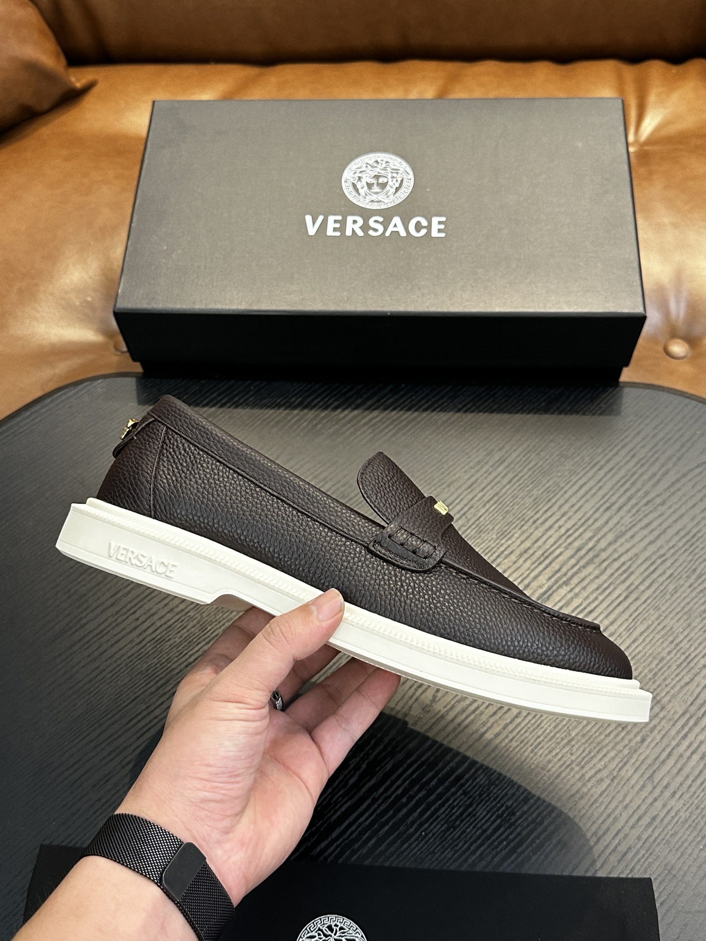 NO:340080,Versac (Versace) Italian men's casual shoes shipped!  Each pair of shoes from this Italian pure handmade shoe brand is simple and classic, and it is very comfortable and versatile on the feet!  This upper is made of imported cowhide, with high-end and comfortable cowhide inner lining!  The outsole is made of original rubber backsheet combination, with cowhide inner lining!  Brand-specific mold opening foot bed, exclusive private mold controllable! Original box packaging, equipped with shoe storage bag!  39 40 41 42 43 44 (38 45 46 customized), Versace casual shoes, versace, versace, cowhide19860909Versac(范思哲）意大利男士休闲板鞋出货！这个意大利纯手工鞋履品牌的每一双鞋设计简洁经典,上脚非常舒适百搭！ 此款鞋面面料采用进囗牛皮,高档舒适牛皮内里！大底采用原版橡胶底片组合成型,牛皮内里！品牌专用开模脚床,独家私模可控!原盒包装,配鞋履收纳袋！39 40 41 42 43 44（38 45 46定做）,范思哲 休闲鞋,versace,versace,cowhide,Men's shoes
