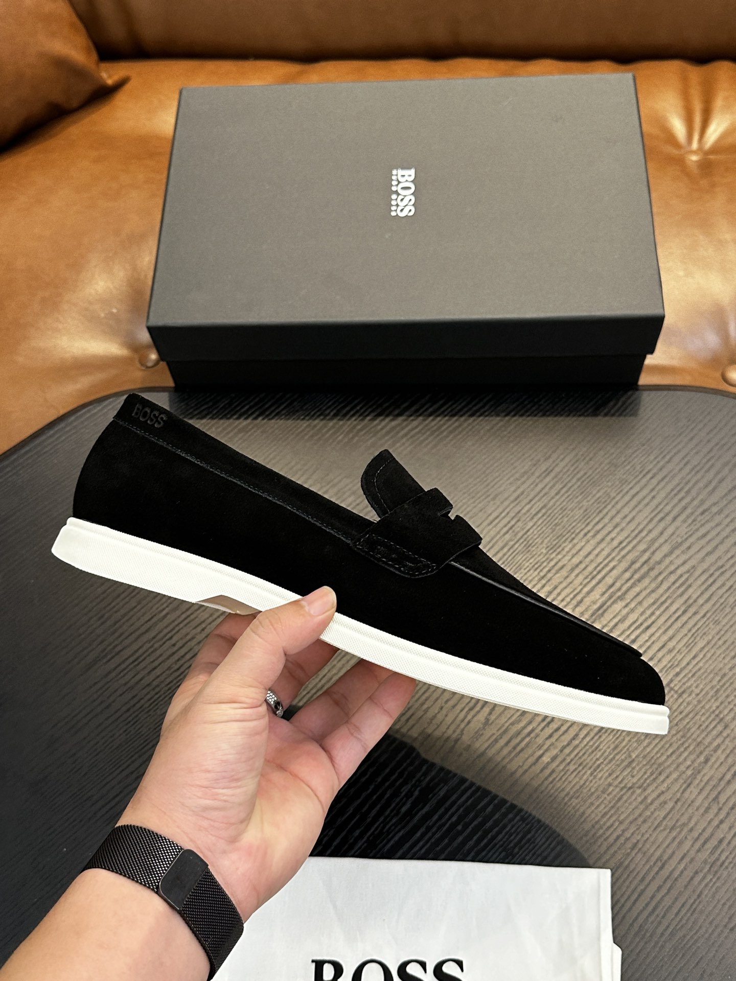 NO:355066,BOSS men's new leather casual shoes for foot cover are shipped!  It is carefully made of imported lychee pattern calf leather, soft, delicate and shiny leather, upper leather tassel pendant decoration, delicate and even handmade mark wiring, classic casual style, anti-slip wear-resistant rubber sole, light and comfortable, foot design is matched with soft cowhide inner lining and foot pads, comfortable and breathable on the upper foot, and is equipped with dust bags with original box packaging!  Size 39-40-41-42-43-44 (45.46 customized) standard leather shoes size, cowhide19860909BOSS男士新款套脚皮革休闲板鞋出货！ 选用进口荔枝纹小牛皮精心制作,皮质柔软细腻有光泽,鞋面皮革流苏吊坠装饰,细致均匀的手工马克走线,经典休闲版型,防滑耐磨橡胶大底,轻便舒适,套脚设计搭配柔软牛皮内里及垫脚,上脚舒适透气,配原盒包装防尘袋！ 尺码39-40-41-42-43-44（45.46订做）标准皮鞋码数,,cowhide,Men's shoes