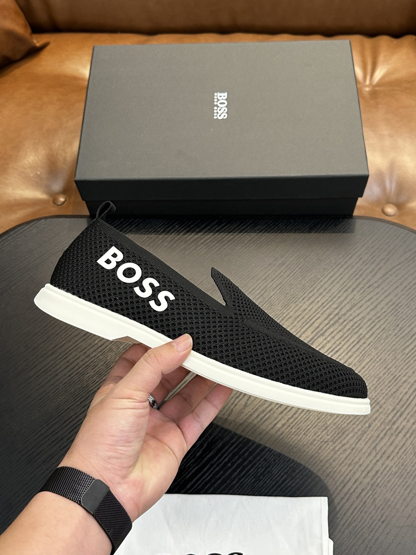 NO:338884,BOSS men's new leather casual shoes for foot cover are shipped!  It is carefully made of imported lychee pattern calf leather, soft, delicate and shiny leather, upper leather tassel pendant decoration, delicate and even handmade mark wiring, classic casual style, anti-slip wear-resistant rubber sole, light and comfortable, foot design is matched with soft cowhide inner lining and foot pads, comfortable and breathable on the upper foot, and is equipped with dust bags with original box packaging!  Size 39-40-41-42-43-44 (45.46 customized) standard leather shoes size, BOOS casual shoes, cowhide19860909BOSS男士新款套脚皮革休闲板鞋出货！ 选用进口荔枝纹小牛皮精心制作,皮质柔软细腻有光泽,鞋面皮革流苏吊坠装饰,细致均匀的手工马克走线,经典休闲版型,防滑耐磨橡胶大底,轻便舒适,套脚设计搭配柔软牛皮内里及垫脚,上脚舒适透气,配原盒包装防尘袋！ 尺码39-40-41-42-43-44（45.46订做）标准皮鞋码数,BOOS 休闲鞋,cowhide,Men's shoes