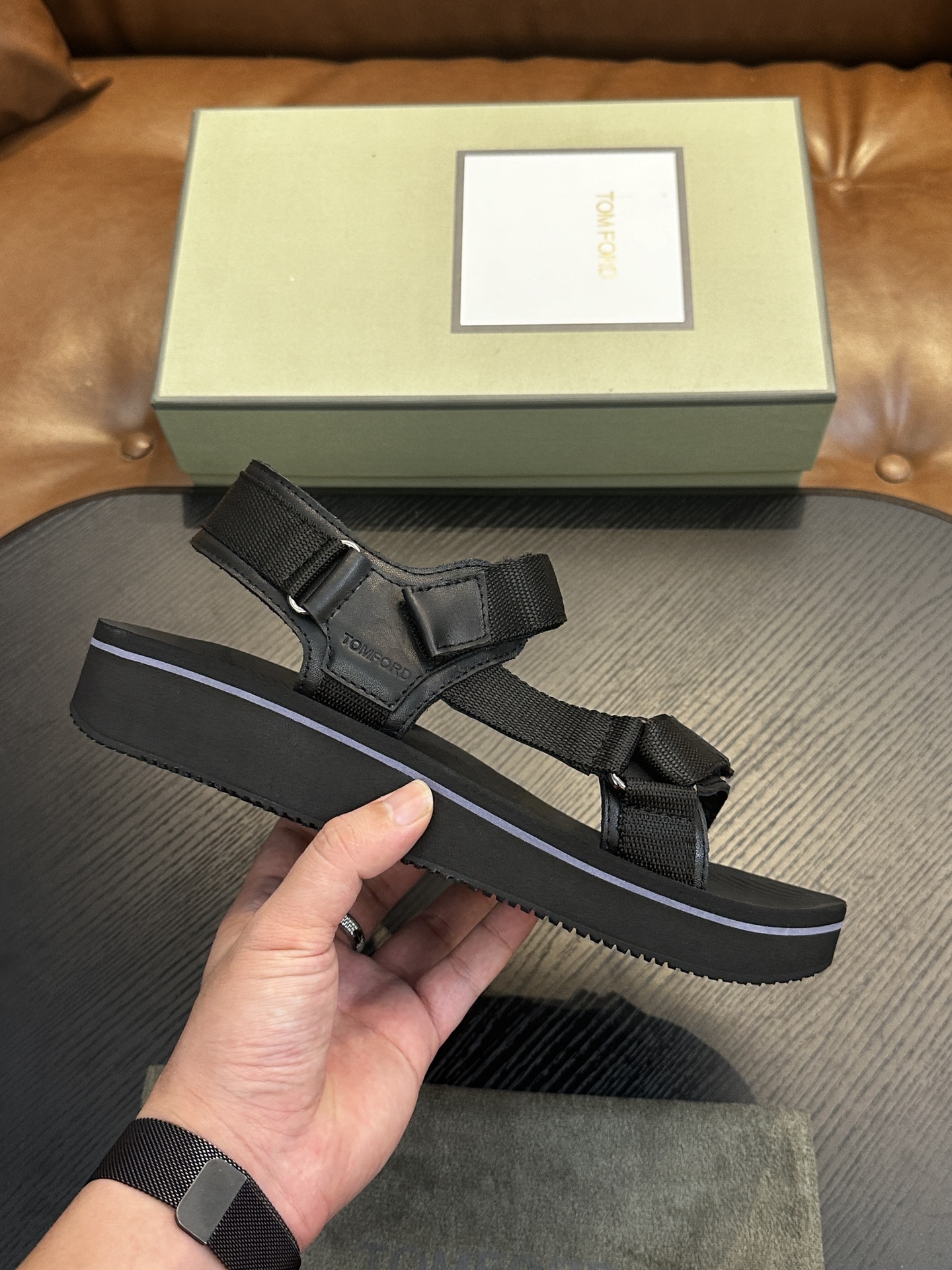 NO:338872,Tom Ford EVA foam thick-soled flip flops are coming!  I have to say that men's slippers are really hard-working. The material feel is super good. The low-key and luxurious flip flops are the ones~ It is the real and luxurious. The real product is the original manufacturer. The herringbone is made of cowhide material and the outsole is EVA foam thick sole design, which is much higher than ordinary slippers and sandals. It is comfortable and heightened, but not heavy at all. It is very friendly to the feet. The original metal letters have a lot of texture. It is truly low-key and luxurious~ This style is worn when you are in business and casual travel. It is very handsome with shorts and casual pants, and it is very practical and has a wide range of practical wear!  Bottom thickness 4cm Size 39.40.41.42.43.44#, Tom Ford, sandals, slippers, shorts, cowhide19860909Tom Ford EVA发泡厚底人字拖鞋来袭！不得不说男士拖鞋PA真的有用心去做,实物质感超级赞,低调奢华、有内涵的人字拖非它莫属～ 真正的原厂出品,人字带采用牛皮材质,大底采用EVA发泡厚底设计,比一般的拖鞋、凉鞋都要高不少,舒适、增高但是一点也不重,上脚非常的友好,原厂金属字母粒质感十足,真正的低调奢华～ 这款上班穿 商务休闲 外出旅游都穿的着,搭配短裤、休闲裤非常帅气,实穿性非常广！ 底厚4cm 尺码39.40.41.42.43.44#,汤姆·福特,tom ford,sandals,slippers,shorts,cowhide,Men's shoes