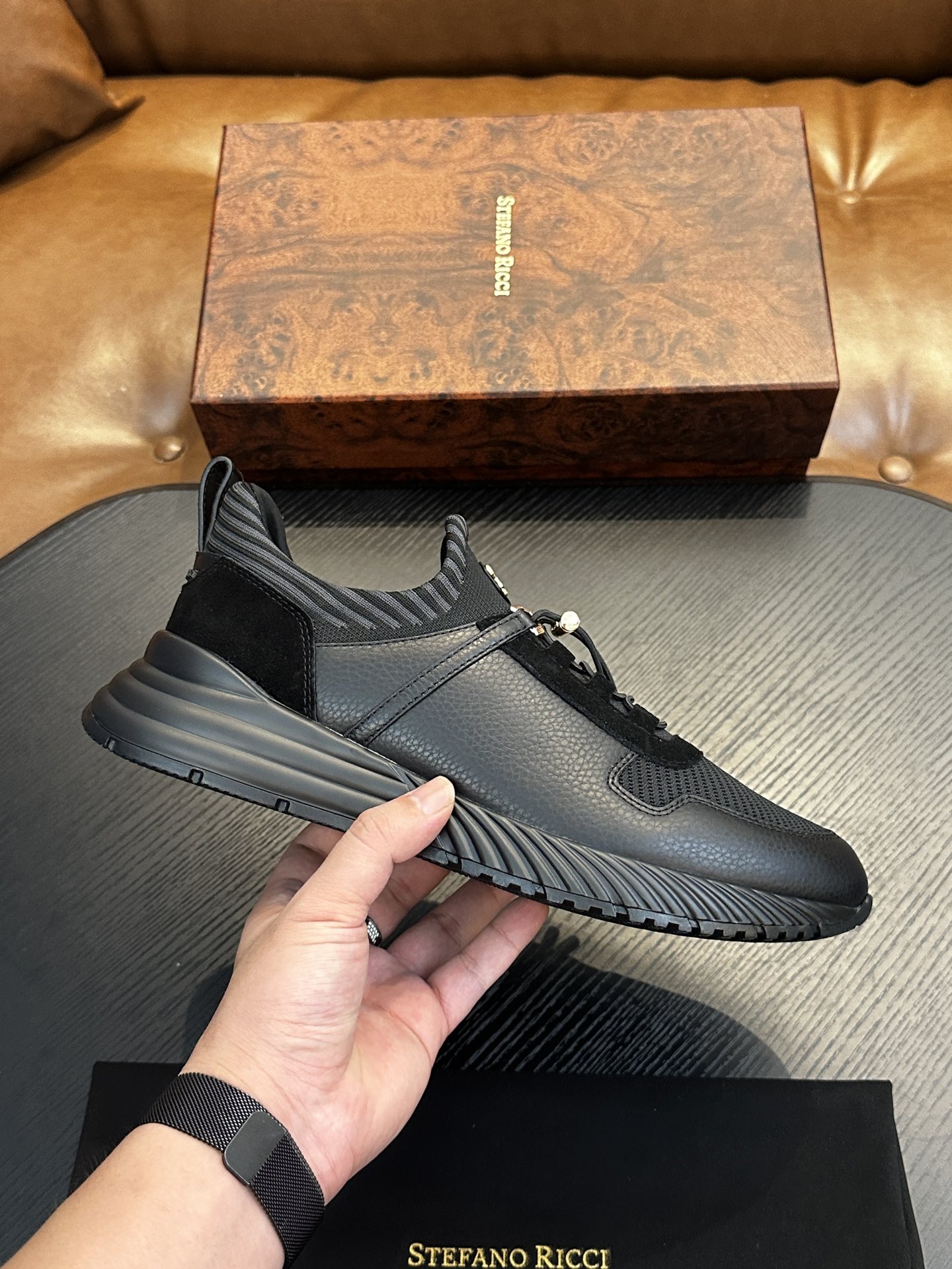 NO:355000,Stefano Ricci Stephen's high-end luxury brand, men's casual sneakers, original cowhide, high-end and delicate texture, full calfskin fabric inside, soft skin, simple and not simple, full of retro feel, I like it more and more time!  39-44,,sneakers,cowhide19860909Stefano Ricci 史蒂芬高端奢侈品牌,男士休闲运动鞋,原版牛皮,质感高端细腻,内里全小牛皮面料,贴肤柔软,简约不简单,复古感十足,越穿越喜欢！39-44,,sneakers,cowhide,Men's shoes