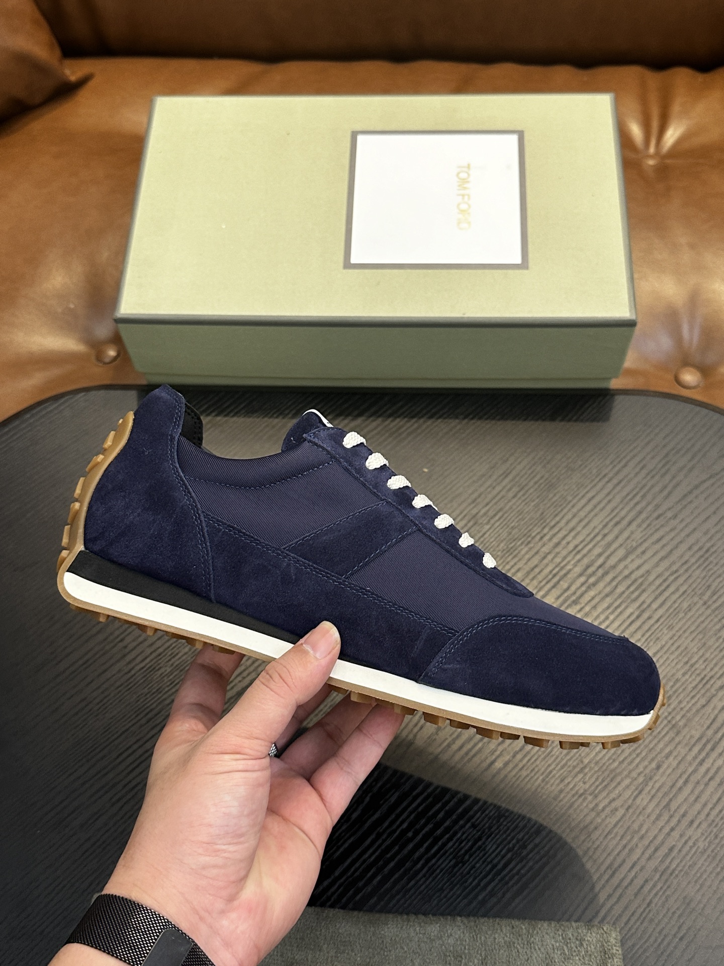 NO:338937,TOM FORD Cambridge low top sneakers This sneaker is made of imported back-fleece calfskin, contrasting trim, round toe, front lace-up, rubber flat sole, insole with logo. Size 39-44, custom (38,45 custom made), Tom Ford, sneakers, cowhide19860909TOM FORD Cambridge 牛皮低帮运动鞋 本款运动鞋采用进口反绒小牛皮、对比边饰、圆头、正面系带、橡胶平底、鞋垫饰有标志. 码数39-44,定（38,45定做）,汤姆·福特,tom ford,sneakers,cowhide,Men's shoes