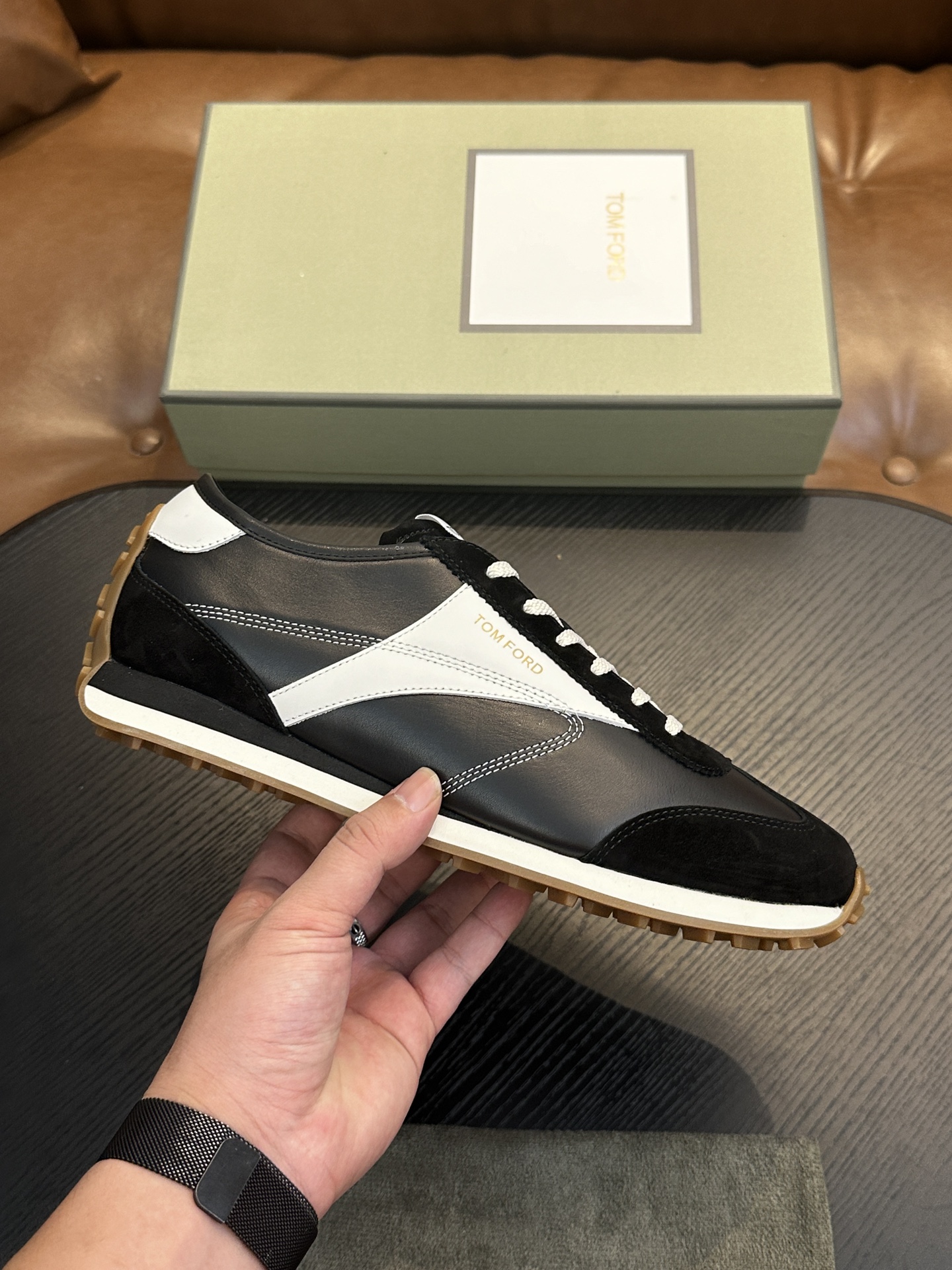 NO:338950,TOM FORD Cambridge low top sneakers This sneaker is made of imported back-fleece calfskin, contrasting trim, round toe, front lace-up, rubber flat sole, insole with logo. Size 39-44, custom (38,45 custom made), Tom Ford, sneakers, cowhide19860909TOM FORD Cambridge 牛皮低帮运动鞋 本款运动鞋采用进口反绒小牛皮、对比边饰、圆头、正面系带、橡胶平底、鞋垫饰有标志. 码数39-44,定（38,45定做）,汤姆·福特,tom ford,sneakers,cowhide,Men's shoes