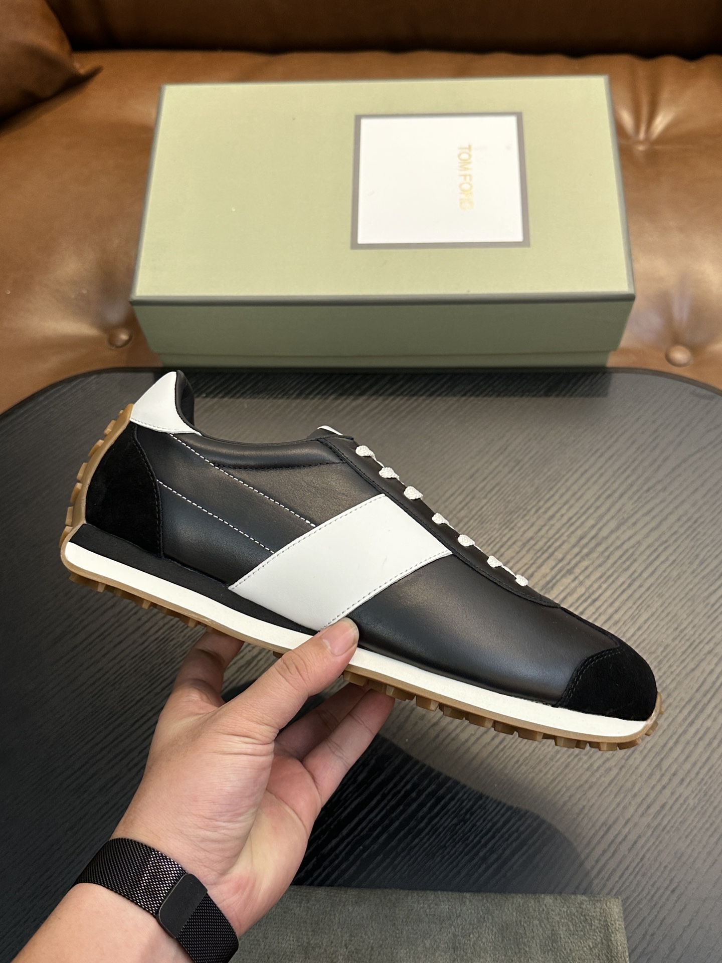 NO:341299,TOM FORD Cambridge low top sneakers This sneaker is made of imported back-fleece calfskin, contrasting trim, round toe, front lace-up, rubber flat sole, insole with logo. Size 39-44, custom (38,45 custom made), Tom Ford, sneakers, cowhide19860909TOM FORD Cambridge 牛皮低帮运动鞋 本款运动鞋采用进口反绒小牛皮、对比边饰、圆头、正面系带、橡胶平底、鞋垫饰有标志. 码数39-44,定（38,45定做）,汤姆·福特,tom ford,sneakers,cowhide,Men's shoes