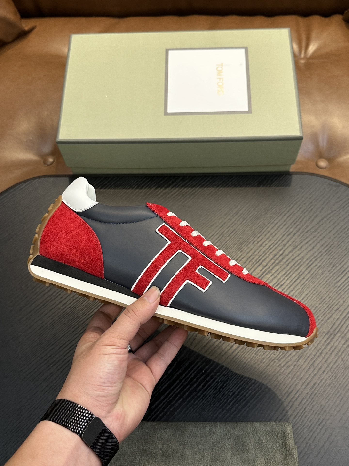 NO:341267,TOM FORD Cambridge low top sneakers This sneaker is made of imported back-fleece calfskin, contrasting trim, round toe, front lace-up, rubber flat sole, insole with logo. Size 39-44, custom (38,45 custom made), Tom Ford, sneakers, cowhide19860909TOM FORD Cambridge 牛皮低帮运动鞋 本款运动鞋采用进口反绒小牛皮、对比边饰、圆头、正面系带、橡胶平底、鞋垫饰有标志. 码数39-44,定（38,45定做）,汤姆·福特,tom ford,sneakers,cowhide,Men's shoes