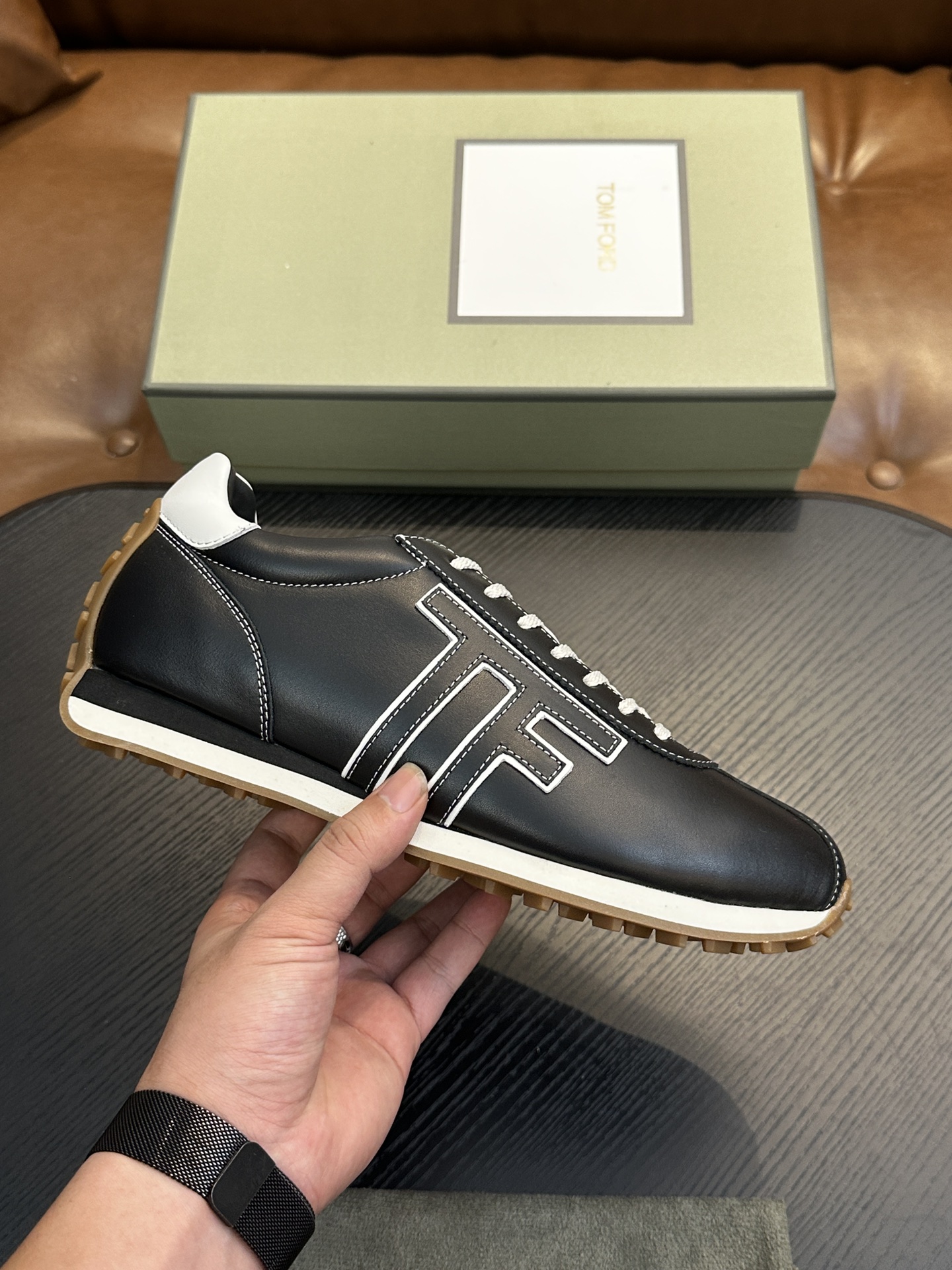 NO:350125,TOM FORD Cambridge low-top sneakers This sneaker is made of imported back-fleece calfskin, contrasting trim, round toe, front lace-up, rubber flat sole, insole with logo. Size 39-44, custom (38,45 custom made),,tom ford,sneakers,cowhide19860909TOM FORD Cambridge 牛皮低帮运动鞋 本款运动鞋采用进口反绒小牛皮、对比边饰、圆头、正面系带、橡胶平底、鞋垫饰有标志. 码数39-44,定（38,45定做）,,tom ford,sneakers,cowhide,Men's shoes