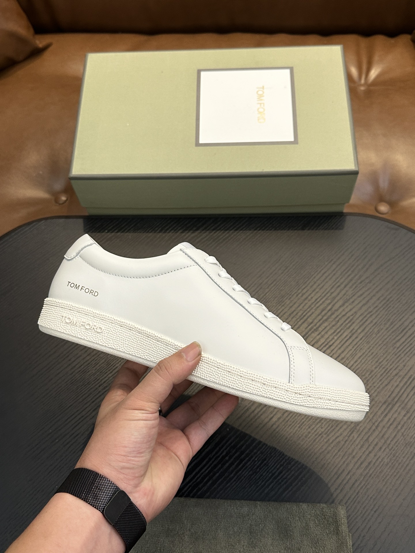 NO:341302,TOM FORD Cambridge low top sneakers This sneaker is made of imported back-fleece calfskin, contrasting trim, round toe, front lace-up, rubber flat sole, insole with logo. Size 39-44, custom (38,45 custom made), Tom Ford, sneakers, cowhide19860909TOM FORD Cambridge 牛皮低帮运动鞋 本款运动鞋采用进口反绒小牛皮、对比边饰、圆头、正面系带、橡胶平底、鞋垫饰有标志. 码数39-44,定（38,45定做）,汤姆·福特,tom ford,sneakers,cowhide,Men's shoes