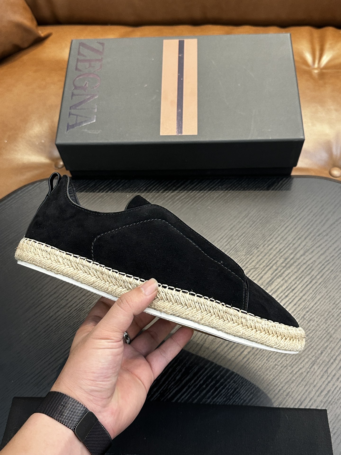 NO:341251,Hot sale! Jenia Casual Sneakers This Triple Stitch low-top sneaker is made of soft cowhide with suede, injecting exquisite style into casual shoes. The iconic triple cross elastic details highlight the hand-stitched stitching of traditional leather shoes, light and lazy cover design, perfectly fitting the fast-paced lifestyle. The very light rubber outsole is embellished with double stripes Logo sports details, reinterpreting the iconic shoes with ultra-light structure. Calfskin inner lining, car midsole cover last method. Easy to wear and take off the foot cross elastic band and 3D 