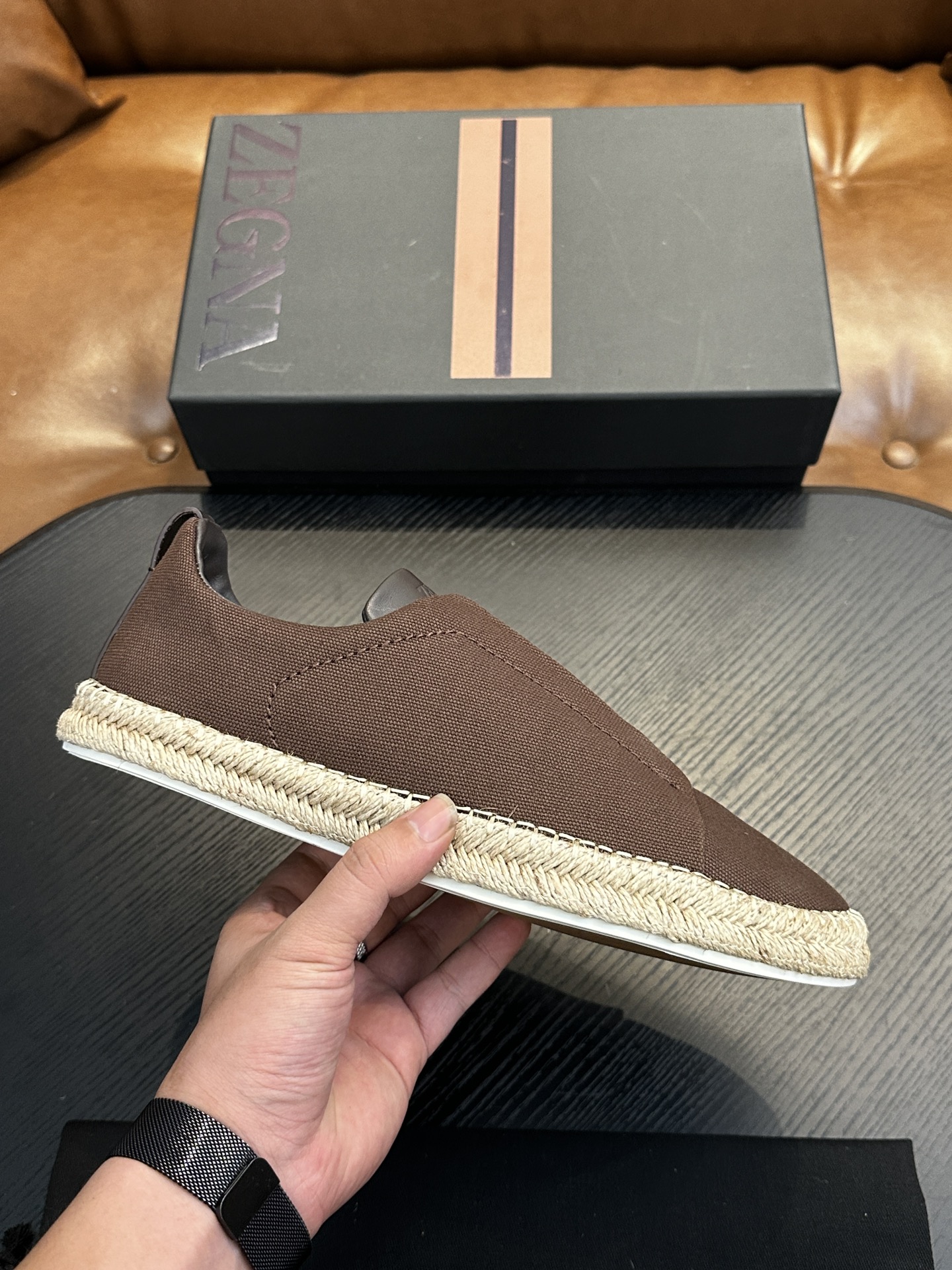 NO:341961,Hot sale! Jenia Casual Sneakers This Triple Stitch low-top sneaker is made of soft cowhide with suede, injecting exquisite style into casual shoes. The iconic triple cross elastic details highlight the hand-stitched stitching of traditional leather shoes, light and lazy cover design, perfectly fitting the fast-paced lifestyle. The very light rubber outsole is embellished with double stripes Logo sports details, reinterpreting the iconic shoes with ultra-light structure. Calfskin inner lining, car midsole cover last method. Easy to wear and take off the foot cross elastic band and 3D 