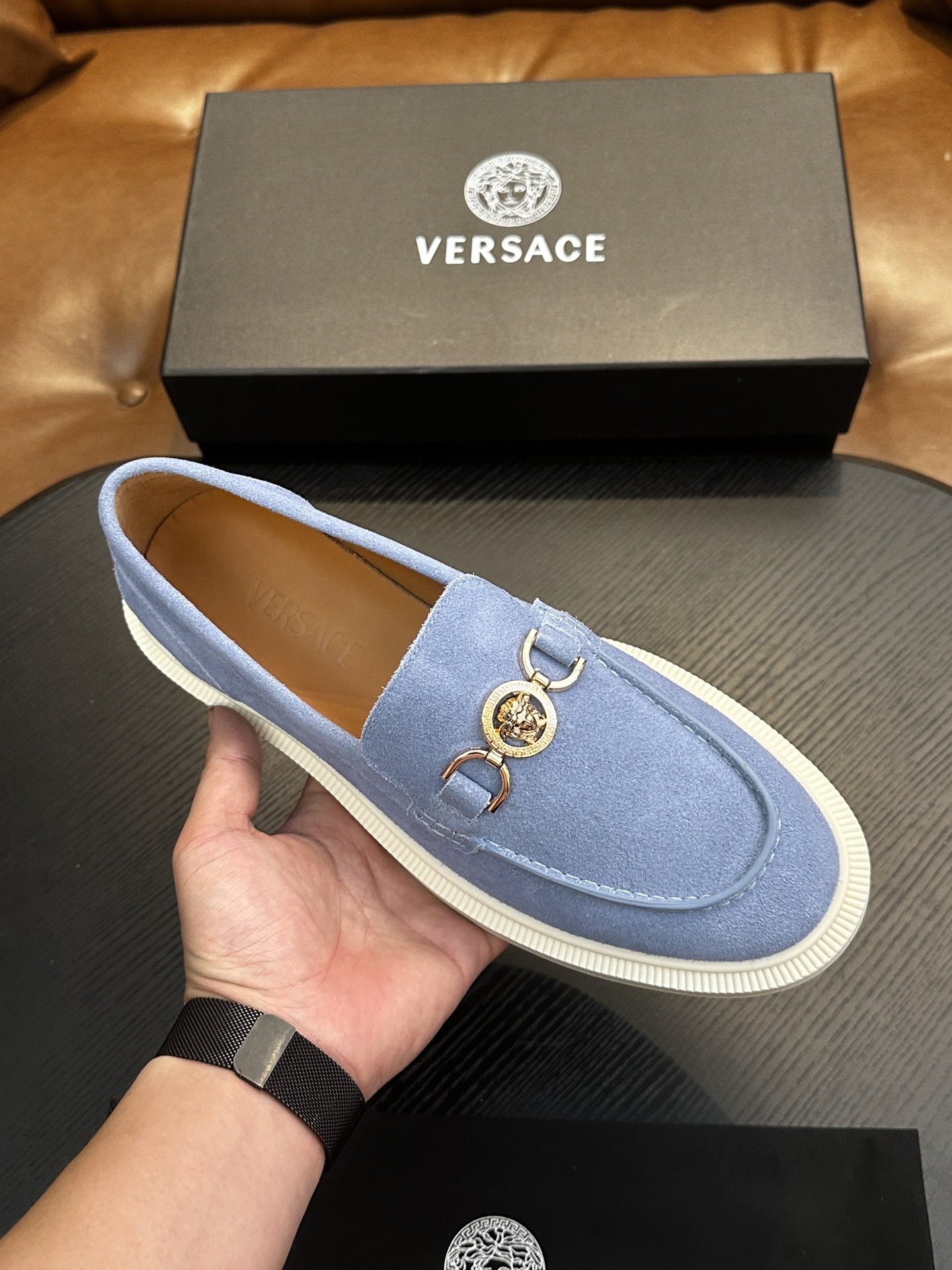 NO:345600,Versac (Versace) Italian men's casual shoes shipped!  Each pair of shoes from this Italian pure handmade shoe brand is simple and classic, and it is very comfortable and versatile on the feet!  This upper is made of imported cowhide, with high-end and comfortable cowhide inner lining!  The outsole is made of original rubber backsheet combination, with cowhide inner lining!  Brand-specific mold opening foot bed, exclusive private mold controllable! Original box packaging, equipped with shoe storage bag!  39 40 41 42 43 44 (38 45 46 Custom made), versace, versace, cowhide19860909Versac(范思哲）意大利男士休闲板鞋出货！这个意大利纯手工鞋履品牌的每一双鞋设计简洁经典,上脚非常舒适百搭！ 此款鞋面面料采用进囗牛皮,高档舒适牛皮内里！大底采用原版橡胶底片组合成型,牛皮内里！品牌专用开模脚床,独家私模可控!原盒包装,配鞋履收纳袋！39 40 41 42 43 44（38 45 46定做）,,versace,versace,cowhide,Men's shoes
