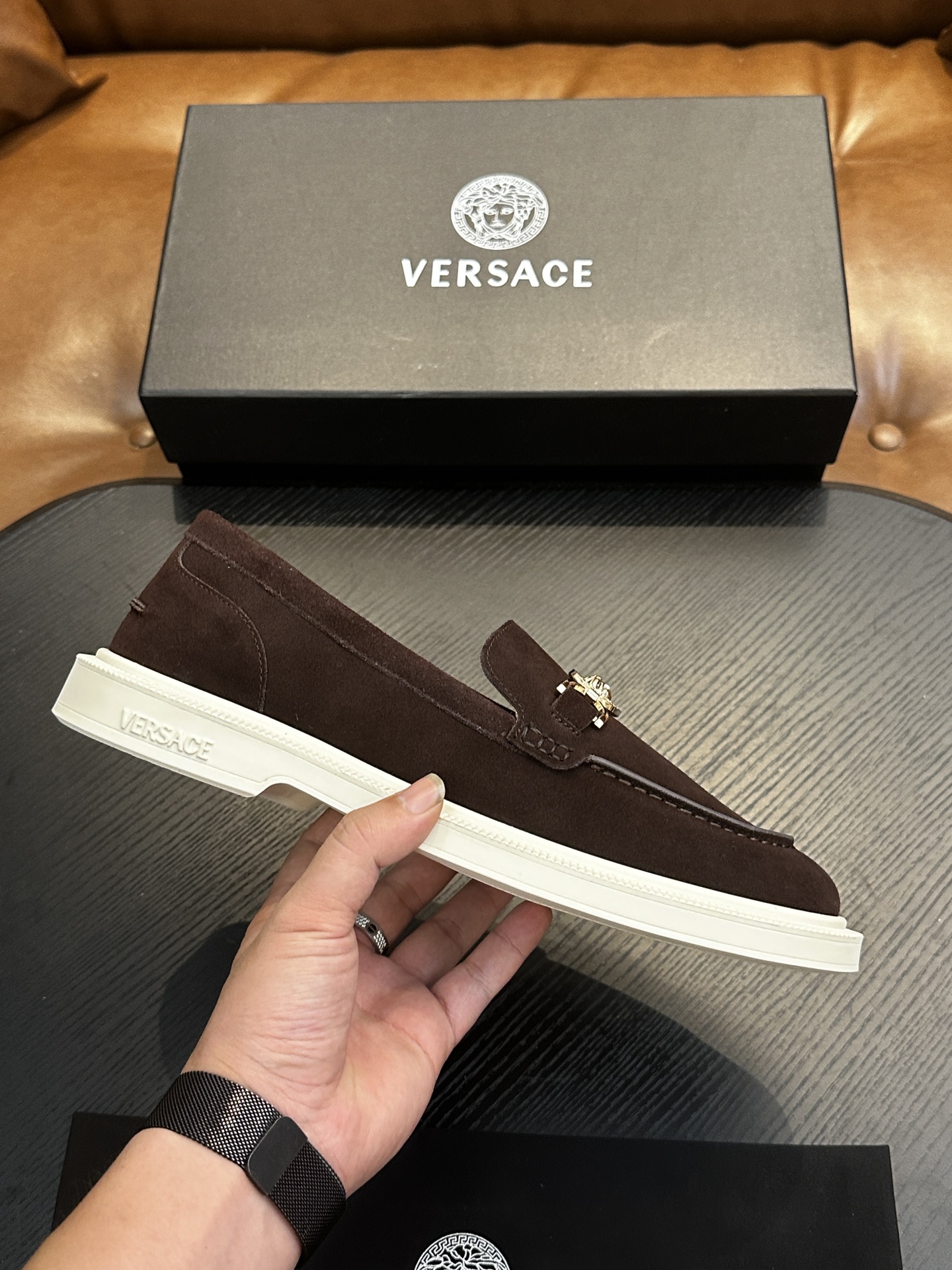 NO:341296,Versac (Versace) Italian men's casual shoes shipped!  Each pair of shoes from this Italian pure handmade shoe brand is simple and classic, and it is very comfortable and versatile on the feet!  This upper is made of imported cowhide, with high-end and comfortable cowhide inner lining!  The outsole is made of original rubber backsheet combination, with cowhide inner lining!  Brand-specific mold opening foot bed, exclusive private mold controllable! Original box packaging, equipped with shoe storage bag!  39 40 41 42 43 44 (38 45 46 customized), Versace casual shoes, versace, versace, cowhide19860909Versac(范思哲）意大利男士休闲板鞋出货！这个意大利纯手工鞋履品牌的每一双鞋设计简洁经典,上脚非常舒适百搭！ 此款鞋面面料采用进囗牛皮,高档舒适牛皮内里！大底采用原版橡胶底片组合成型,牛皮内里！品牌专用开模脚床,独家私模可控!原盒包装,配鞋履收纳袋！39 40 41 42 43 44（38 45 46定做）,范思哲 休闲鞋,versace,versace,cowhide,Men's shoes