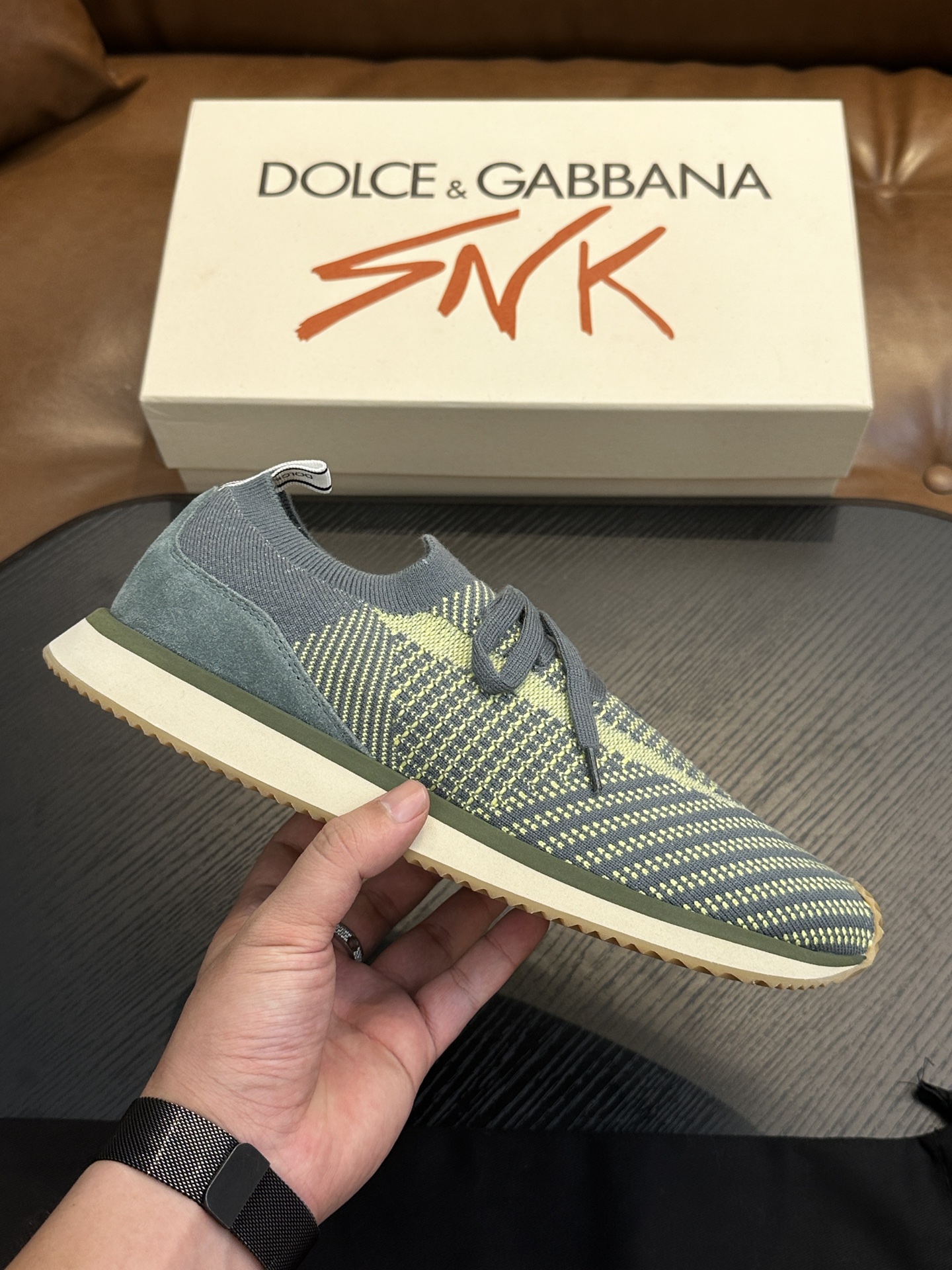 NO:340995,DG Runner series suede sneakers｜Top quality｜Paired with flying woven ultra-light upper｜Embroidered calfskin details｜Successful modern shoes｜Mini-injected DG logo heel｜Calf leather insole｜Rubber insole and logo sole｜Comfortable and lightweight Size39-44 (customized for 38.45.46), DG casual shoes, sneakers, cowhide19860909DG Runner系列绒面革运动鞋｜顶级品质｜搭配飞织超轻鞋面｜点缀小牛皮细节｜干练摩登鞋款｜微型注塑DG 徽标后跟｜小牛皮鞋垫｜橡胶内底与徽标鞋底｜舒适轻便 Size39-44（38.45.46定做）,DG休闲鞋,sneakers,cowhide,Men's shoes