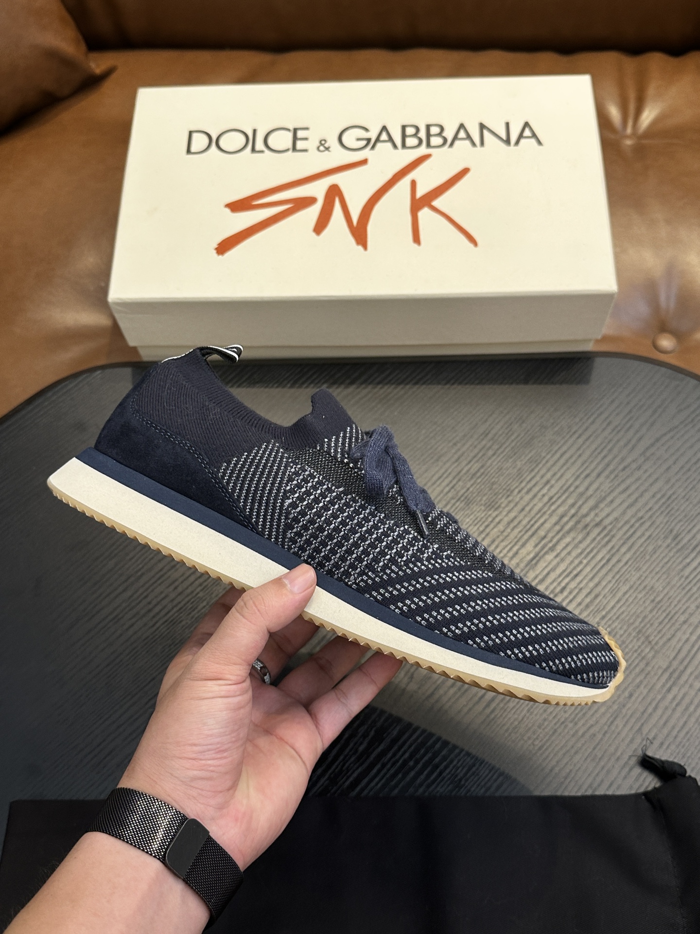 NO:339474,DG Runner series suede sneakers｜Top quality｜Paired with flying woven ultra-light upper｜Embroidered calfskin details｜Successful modern shoes｜Mini-injected DG logo heel｜Calf leather insole｜Rubber insole and logo sole｜Comfortable and lightweight Size39-44 (customized for 38.45.46), DG casual shoes, sneakers, cowhide19860909DG Runner系列绒面革运动鞋｜顶级品质｜搭配飞织超轻鞋面｜点缀小牛皮细节｜干练摩登鞋款｜微型注塑DG 徽标后跟｜小牛皮鞋垫｜橡胶内底与徽标鞋底｜舒适轻便 Size39-44（38.45.46定做）,DG休闲鞋,sneakers,cowhide,Men's shoes