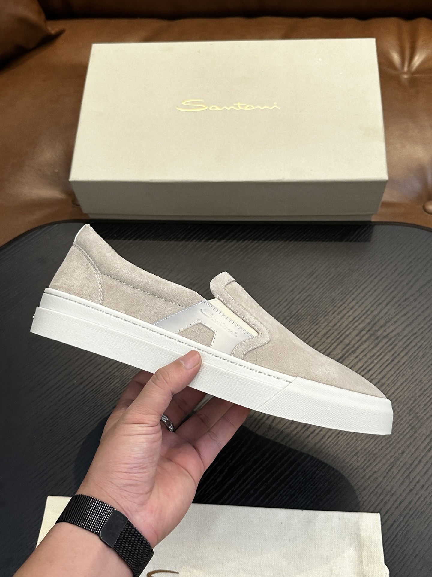 NO:604043,Santoni (Santoni) Italian men's handmade calfskin shoes are shipped!  Each pair of shoes from this Italian handmade shoe brand has a simple and classic design, which is very comfortable and versatile!  It is not accurate to describe the Italian shoe brand Santoni as 'nouveau riche'. Although it is very young, its appearance and temperament are quite sophisticated, and it can even be said that it is well versed in the ways of the world. The toe of the shoe adopts a classic two-section design concept, and all trimming parts are processed by Italian oil edge technology, giving a 360-degree vision without rough edges!  Internal and external waist without lining design!  The real-line method of glueing the empty circle around the outsole is environmentally friendly and does not open the glue!  The upper material of this shoe is made of imported grained calfskin. When you lift it from the back of the leather, you can see very clear pores!  The inside is made of calf and will not slip or fade!  The outsole is made of a combination of IP outsole and TPU backing sheet, which is light and comfortable on the foot!  The brand's special molded footbed has a layer of high-elastic foam in the middle of the insole that makes it easy to put on your feet. Exclusive private mold control, long-term availability!  Original box packaging, with shoe storage bag!  39 40 41 42 43 44, Santoni casual shoes, cowhide19860909Santoni(圣东尼）意大利男士手工小牛皮鞋出货！这个意大利纯手工鞋履品牌的每一双鞋设计简洁经典,上脚非常舒适百搭！ 用“新贵”来形容意大利鞋履品牌Santoni,并不准确,尽管它很年轻,但呈现出的相貌和气质却相当老练,甚至可以说深谙世故之道. 鞋子鞋头部位采用经典的两节设计理念,切边部位全部经过意大利油边工艺处理,360度无毛边视觉！内外腰无内里设计！大底周圈空胶车真线做法,即环保又不开胶！ 此款鞋面面料采用进囗粒面摔花小牛皮,从皮料反面顶起来会看到很清晰的毛孔！内里进囗小牛里,不打滑,不掉色！大底采用ip大底加tpu底片组合成型,上脚轻便舒适！品牌专用开模脚床,鞋垫中间有一层高弹泡棉上脚轻快.独家私模可控,长期有货！原盒包装,配鞋履收纳袋！39 40 41 42 43 44,圣东尼 休闲鞋,cowhide,Men's shoes