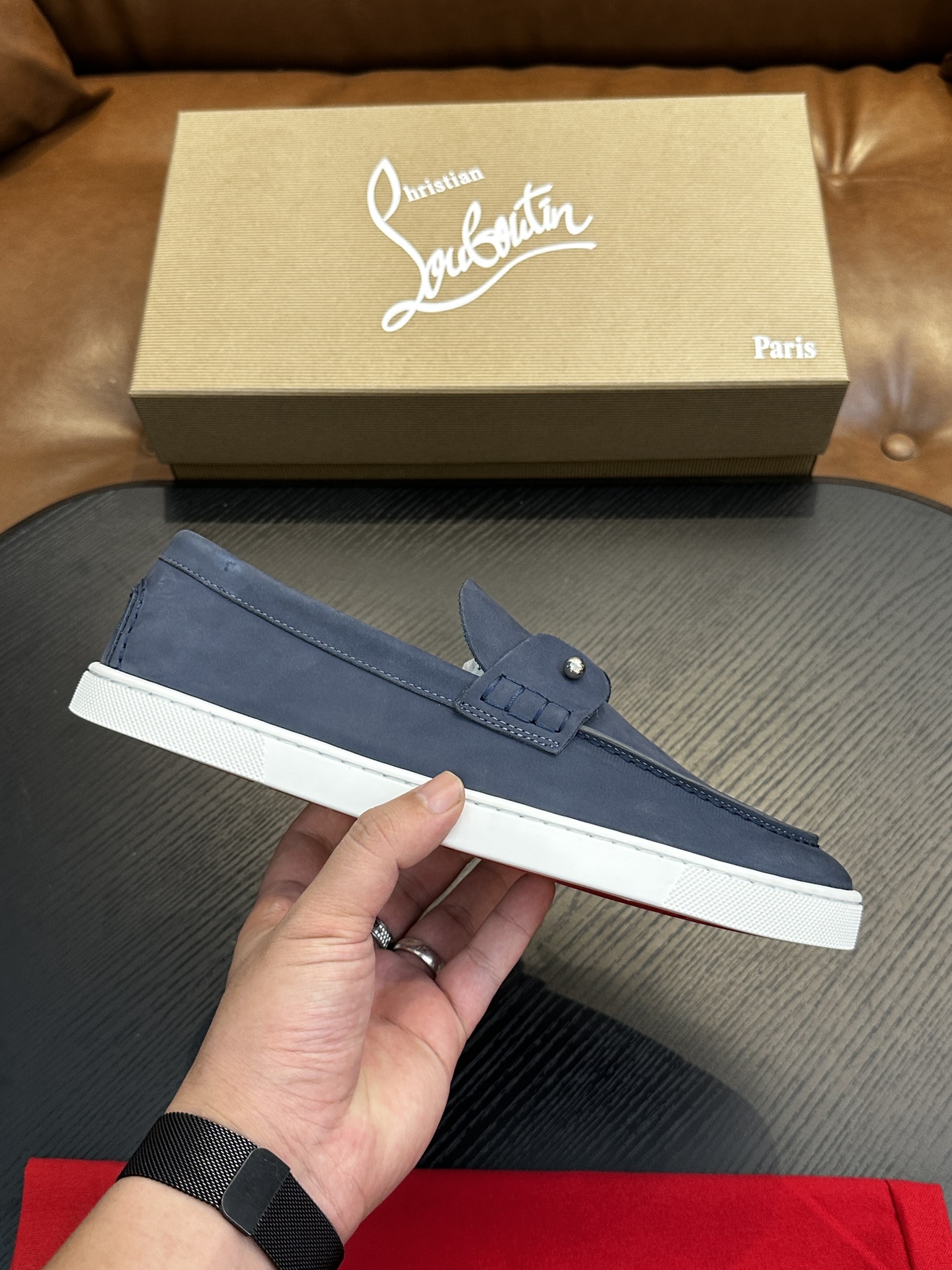 NO:341273,Christian Louboutin (red sole shoes) Italian men's casual shoes shipped!  Each pair of shoes from this Italian pure handmade shoe brand is simple and classic, and it is very comfortable and versatile on the feet!  This upper is made of imported cowhide, with high-end and comfortable cowhide inner lining!  The outsole is made of original rubber backsheet combination, with cowhide inner lining!  Brand-specific mold opening foot bed, exclusive private mold controllable! Original box packaging, equipped with shoe storage bag!  39 40 41 42 43 44 (38 45 46 customized), CL leather shoes, christian louboutin, cowhide19860909Christian Louboutin（红底鞋）意大利男士休闲板鞋出货！这个意大利纯手工鞋履品牌的每一双鞋设计简洁经典,上脚非常舒适百搭！ 此款鞋面面料采用进囗牛皮,高档舒适牛皮内里！大底采用原版橡胶底片组合成型,牛皮内里！品牌专用开模脚床,独家私模可控!原盒包装,配鞋履收纳袋！39 40 41 42 43 44（38 45 46定做）,CL皮鞋,christian louboutin,cowhide,Men's shoes