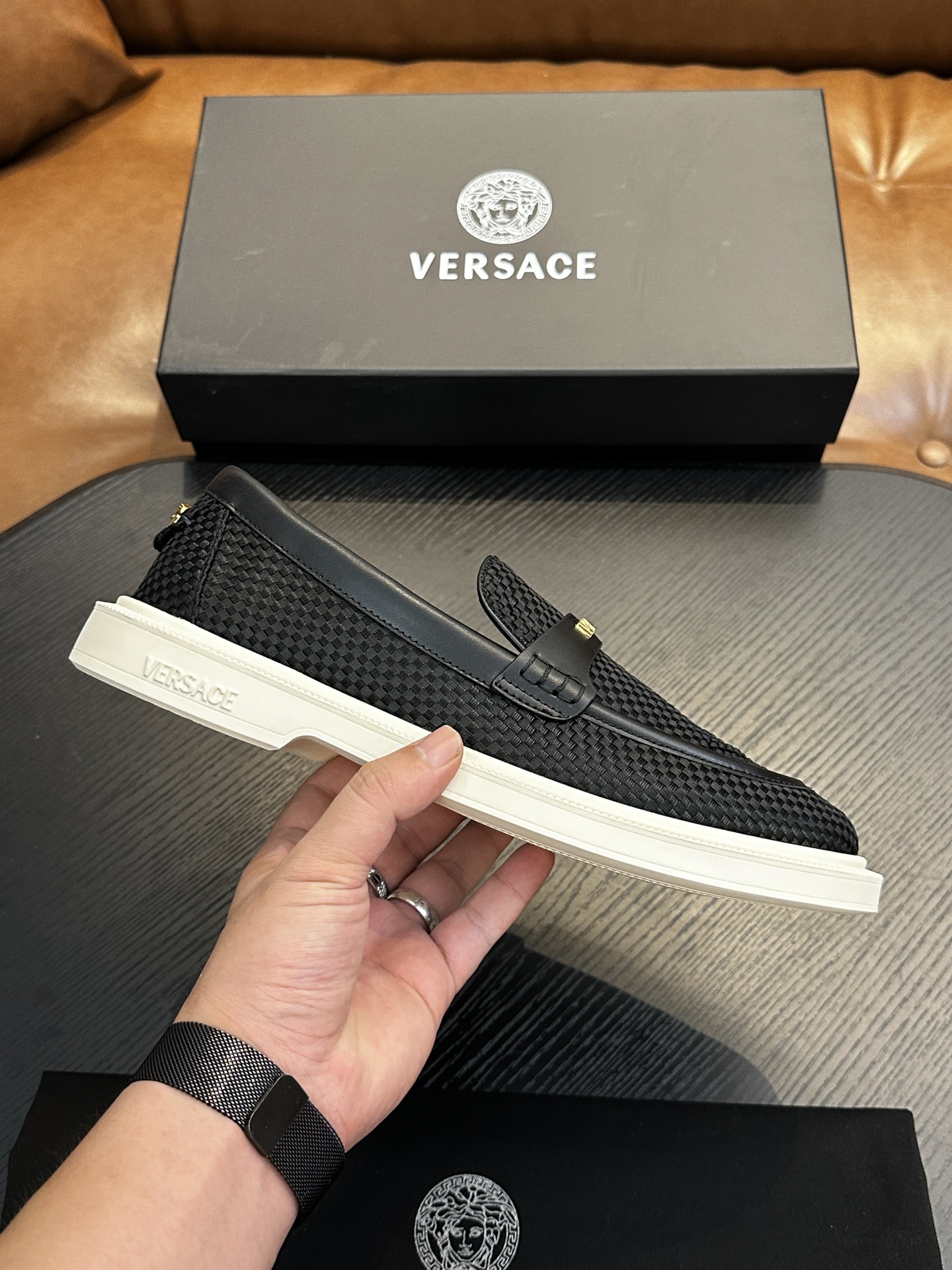NO:340698,Versac (Versace) Italian men's casual shoes shipped!  Each pair of shoes from this Italian pure handmade shoe brand is simple and classic, and it is very comfortable and versatile on the feet!  This upper is made of imported cowhide, with high-end and comfortable cowhide inner lining!  The outsole is made of original rubber backsheet combination, with cowhide inner lining!  Brand-specific mold opening foot bed, exclusive private mold controllable! Original box packaging, equipped with shoe storage bag!  39 40 41 42 43 44 (38 45 46 customized), Versace casual shoes, versace, versace, cowhide19860909Versac(范思哲）意大利男士休闲板鞋出货！这个意大利纯手工鞋履品牌的每一双鞋设计简洁经典,上脚非常舒适百搭！ 此款鞋面面料采用进囗牛皮,高档舒适牛皮内里！大底采用原版橡胶底片组合成型,牛皮内里！品牌专用开模脚床,独家私模可控!原盒包装,配鞋履收纳袋！39 40 41 42 43 44（38 45 46定做）,范思哲 休闲鞋,versace,versace,cowhide,Men's shoes