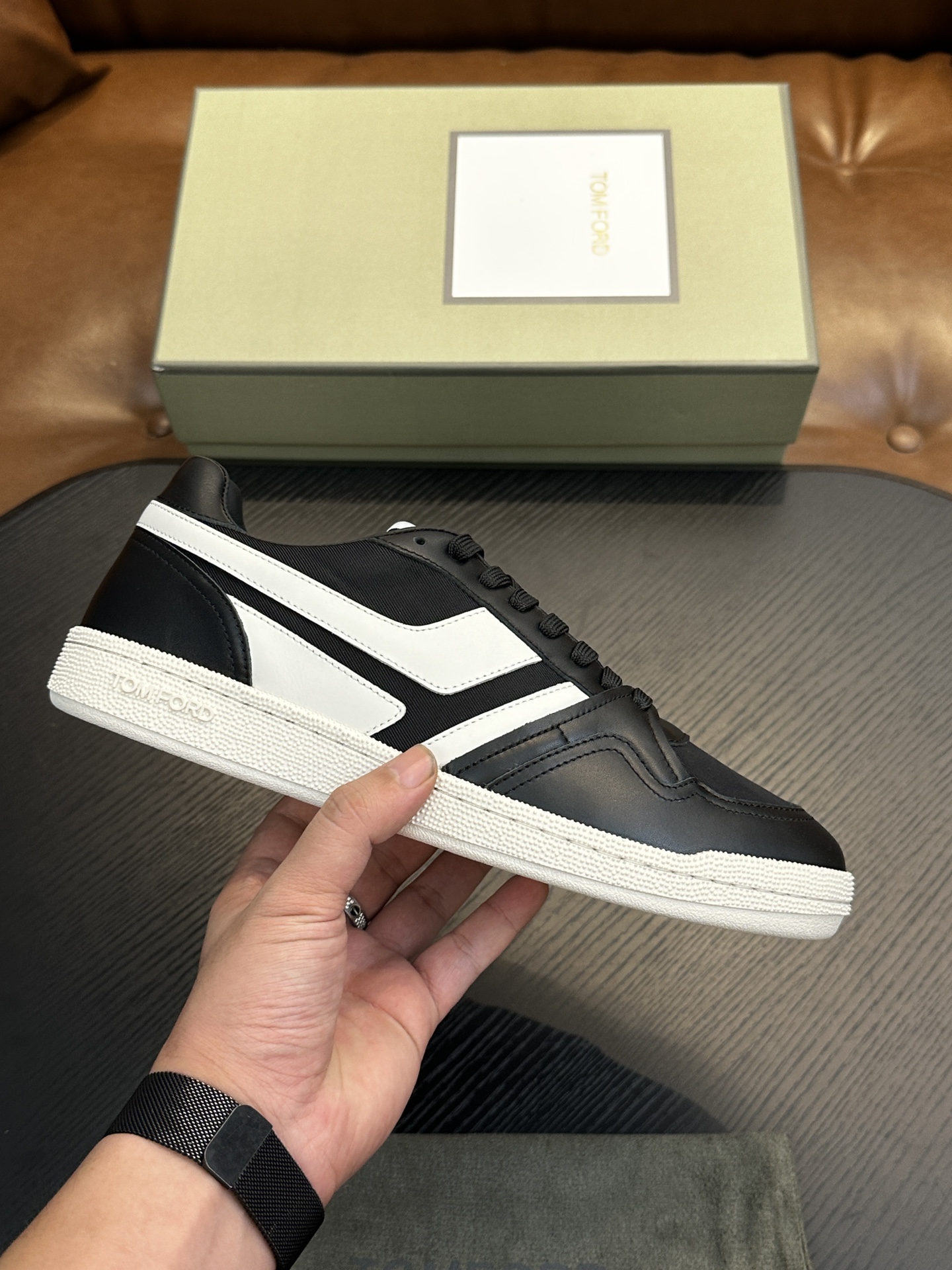 NO:340601,TOM FORD Cambridge low top sneakers This sneaker is made of imported back-fleece calfskin, contrasting trim, round toe, front lace-up, rubber flat sole, insole with logo. Size 39-44, custom (38,45 custom made), Tom Ford, sneakers, cowhide19860909TOM FORD Cambridge 牛皮低帮运动鞋 本款运动鞋采用进口反绒小牛皮、对比边饰、圆头、正面系带、橡胶平底、鞋垫饰有标志. 码数39-44,定（38,45定做）,汤姆·福特,tom ford,sneakers,cowhide,Men's shoes