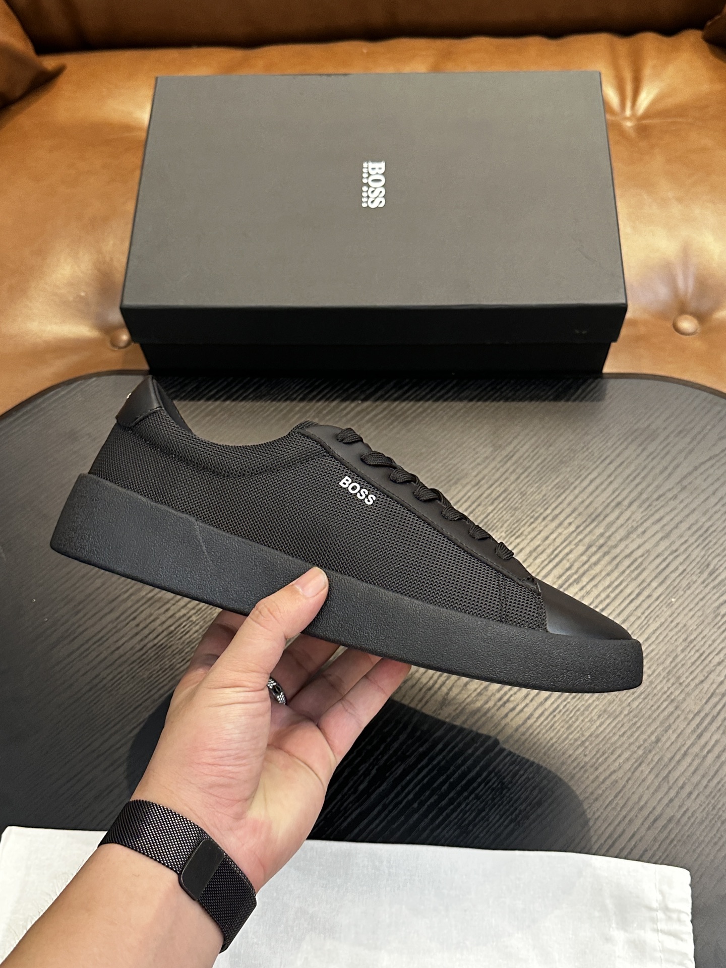 NO:340611,BOSS men's new leather casual shoes for foot cover are shipped!  It is carefully made of imported lychee pattern calf leather, soft, delicate and shiny leather, upper leather tassel pendant decoration, delicate and even handmade mark wiring, classic casual style, anti-slip wear-resistant rubber sole, light and comfortable, foot design is matched with soft cowhide inner lining and foot pads, comfortable and breathable on the upper foot, and is equipped with a dust bag with original box packaging!  Size 39-40-41-42-43-44 (45.46 customized) standard leather shoes size, BOOS casual shoes, cowhide19860909BOSS男士新款套脚皮革休闲板鞋出货！ 选用进口荔枝纹小牛皮精心制作,皮质柔软细腻有光泽,鞋面皮革流苏吊坠装饰,细致均匀的手工马克走线,经典休闲版型,防滑耐磨橡胶大底,轻便舒适,套脚设计搭配柔软牛皮内里及垫脚,上脚舒适透气,配原盒包装防尘袋！ 尺码39-40-41-42-43-44（45.46订做）标准皮鞋码数,BOOS 休闲鞋,cowhide,Men's shoes