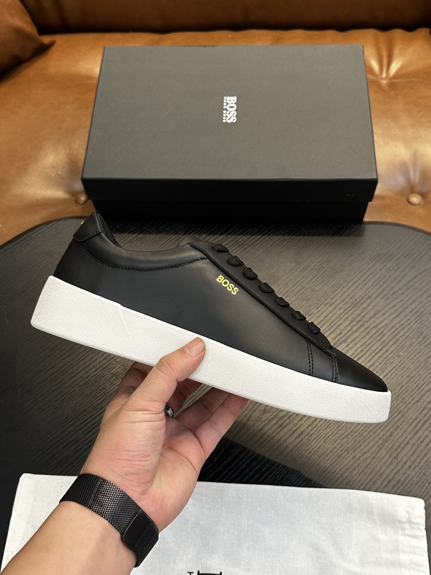 NO:341828,BOSS men's new leather casual shoes for foot cover are shipped!  It is carefully made of imported lychee pattern calf leather, soft, delicate and shiny leather, upper leather tassel pendant decoration, delicate and even handmade mark wiring, classic casual style, anti-slip wear-resistant rubber sole, light and comfortable, foot design is matched with soft cowhide inner lining and foot pads, comfortable and breathable on the upper foot, and is equipped with dust bags with original box packaging!  Size 39-40-41-42-43-44 (45.46 customized) standard leather shoes size, BOOS casual shoes, cowhide19860909BOSS男士新款套脚皮革休闲板鞋出货！ 选用进口荔枝纹小牛皮精心制作,皮质柔软细腻有光泽,鞋面皮革流苏吊坠装饰,细致均匀的手工马克走线,经典休闲版型,防滑耐磨橡胶大底,轻便舒适,套脚设计搭配柔软牛皮内里及垫脚,上脚舒适透气,配原盒包装防尘袋！ 尺码39-40-41-42-43-44（45.46订做）标准皮鞋码数,BOOS 休闲鞋,cowhide,Men's shoes