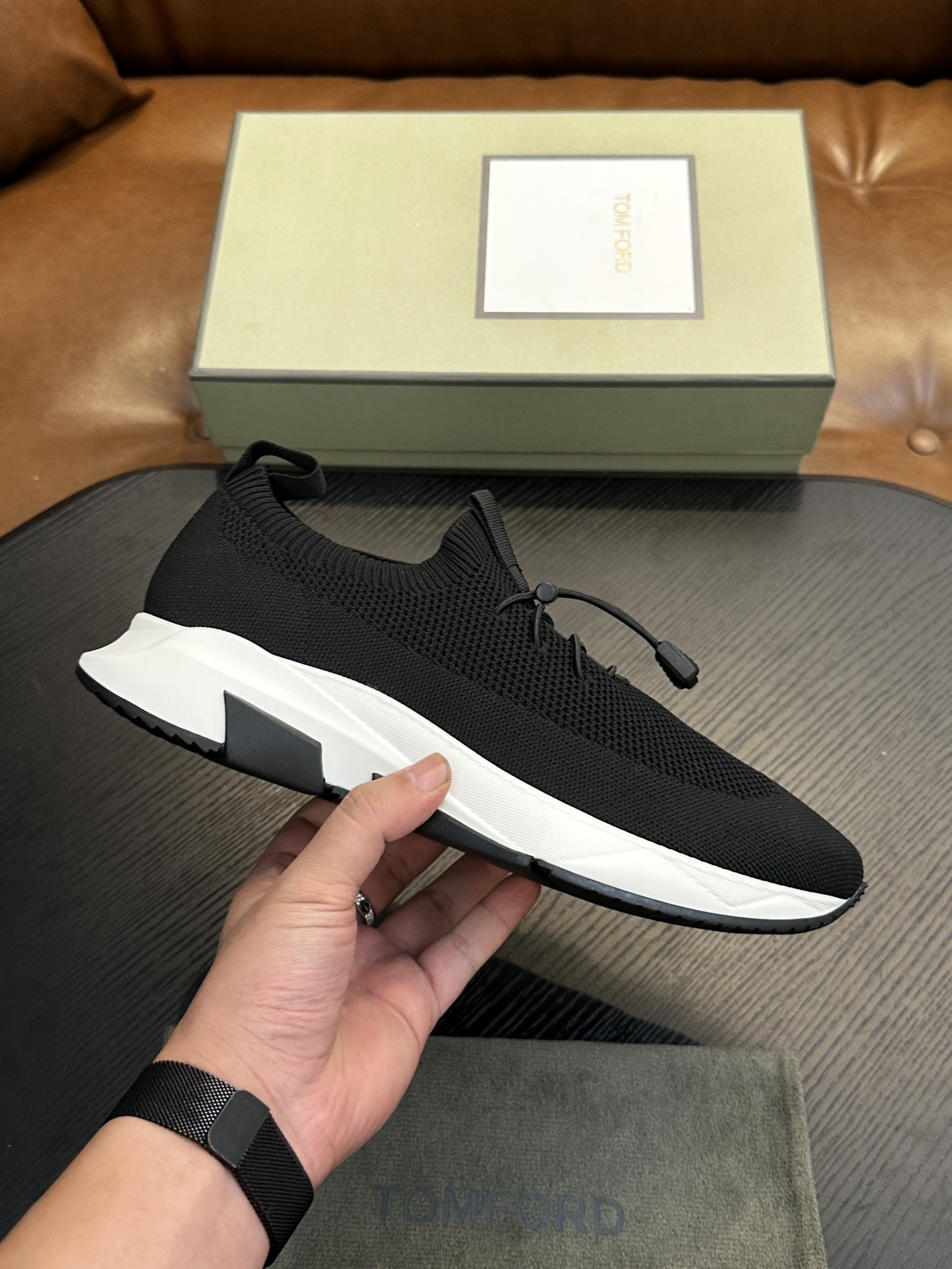 NO:340641,TOM FORD Low-top knitted sneakers High-density knitted fabric with cowhide handcraft, rear lifting shoe ring, front lace-up, logo insole, rubber thick sole. Size 39-44, (custom made of 45, 46, 47), Tom Ford, sneakers, cowhide19860909TOM FORD 低帮针织运动鞋 高密度针织面料搭配牛皮手工工艺、后置提鞋环,正面系带,logo鞋垫、橡胶厚底. 码数39-44,（45、46、47定做）,汤姆·福特,tom ford,sneakers,cowhide,Men's shoes