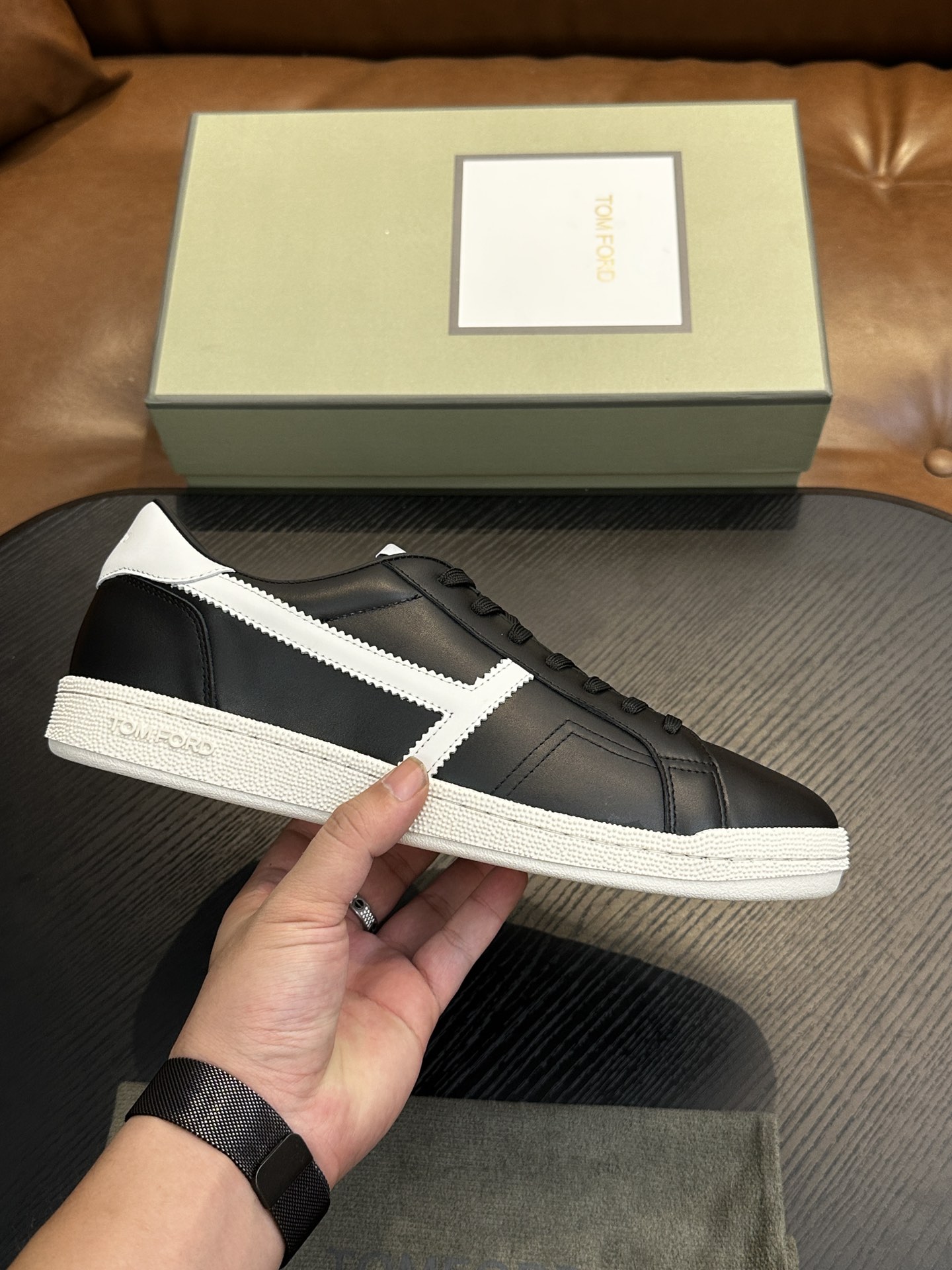 NO:340619,TOM FORD Cambridge low top sneakers This sneaker is made of imported back-fleece calfskin, contrasting trim, round toe, front lace-up, rubber flat sole, insole with logo. Size 39-44, custom (38,45 custom made), Tom Ford, sneakers, cowhide19860909TOM FORD Cambridge 牛皮低帮运动鞋 本款运动鞋采用进口反绒小牛皮、对比边饰、圆头、正面系带、橡胶平底、鞋垫饰有标志. 码数39-44,定（38,45定做）,汤姆·福特,tom ford,sneakers,cowhide,Men's shoes