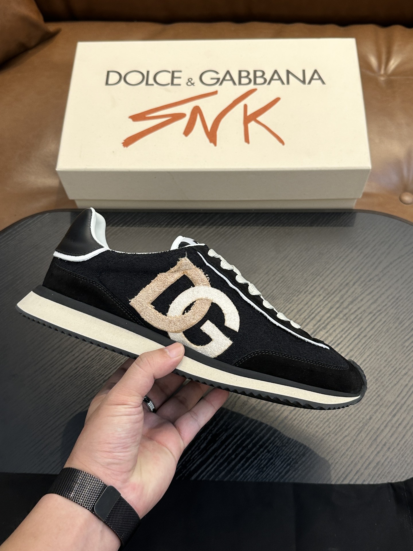 NO:340586,Dolce&Gabbana DG Cushion Calfskin and velvet spliced ​​sneakers｜Embroidered DG logo｜Lightweight, gripy rubber outsole with innovative design provides excellent performance｜Jagua label adds timeless pattern｜Original imported cowhide｜Multiple material splicing design｜Imported cowhide inner cowhide foot pad｜Original TPR elastic sole Size39-44 (customized for 38.45.46), DG casual shoes, Dolce&Gabbana, sneakers, cowhide19860909Dolce&Gabbana DG Cushion 小牛皮与天鹅绒拼接运动鞋｜点缀 DG 徽标｜轻便、抓地力强的橡胶外底采用创新设计 提供卓越性能｜提花标签则增添隽永型格｜原版进口牛皮｜多种材质拼接设计｜进口牛皮内里 牛皮垫脚｜原版TPR弹力大底 Size39-44（38.45.46定做）,DG休闲鞋,Dolce&Gabbana,sneakers,cowhide,Men's shoes