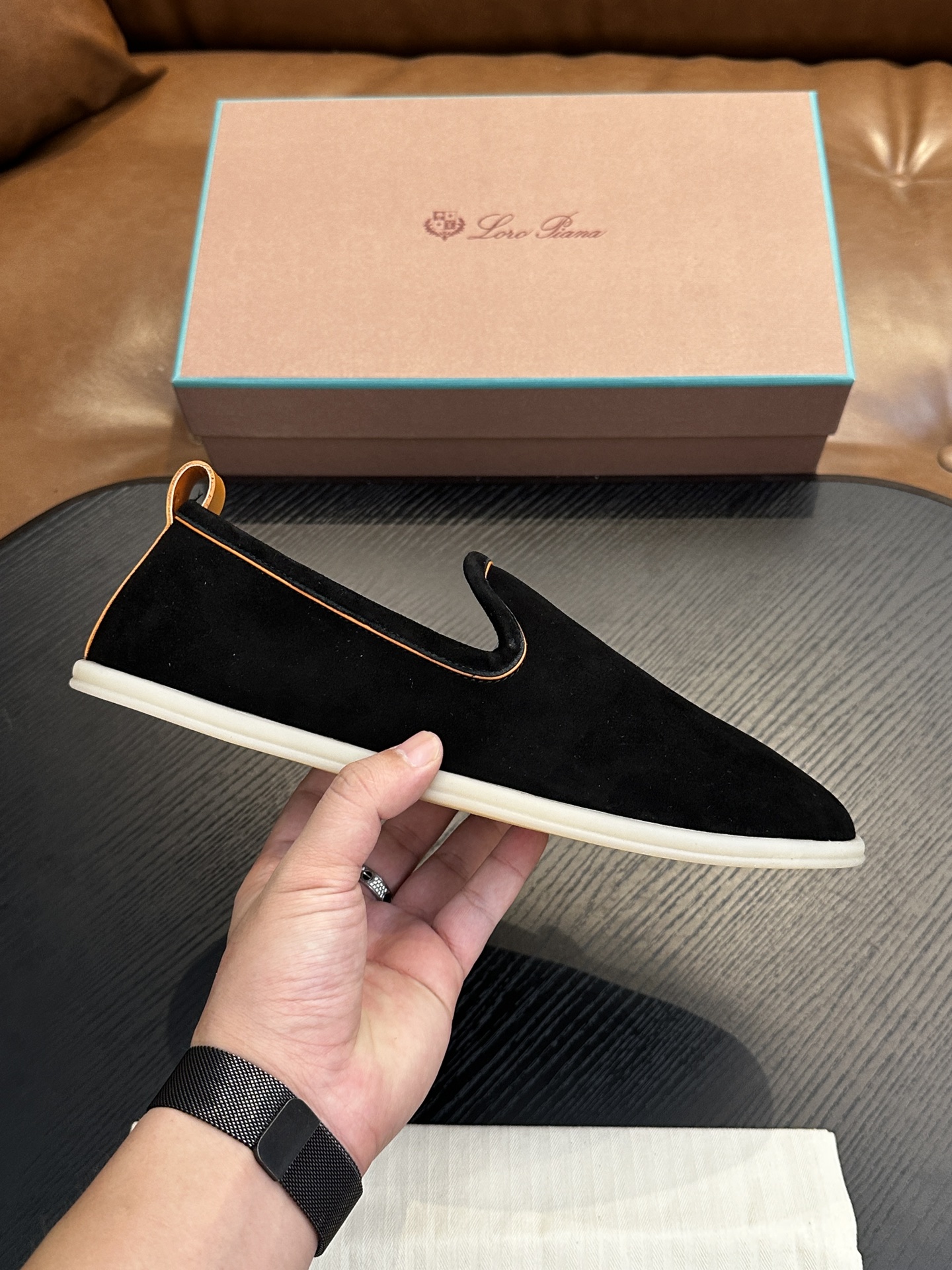 NO:341097,Loro Piana/Nuoyoupiana LP new Beckham same moccasin men's shoes | precision craftsmanship and the practical wear functionality of the iconic shoes | lightweight and flexible, with just the right hardness and thickness toe | plus foldable primary heel and slightly extended toe | show the logo style of Summer Walk shoes | Fabric insoles unlined design | stain-proof white non-slip flat sole | brand LP initials | lightweight and soft and comfortable on the foot | with original box packaging dust bag Size39-44 (customized for 38.45.46), LP casual shoes, loro piga, loro piga19860909Loro Piana/诺悠翩雅 LP新款贝克汉姆同款莫卡辛男鞋｜精密匠艺打造的结构与标志性鞋款的实穿功能性融为一体｜轻巧灵活、硬度与厚度恰到好处的精选柔软绒面革鞋身｜加上可翻折原色鞋跟以及略微加长的鞋头｜展现出 Summer Walk 鞋款的标志风格｜织物鞋垫无衬里设计｜经过防污处理白色防滑平鞋底｜饰有品牌LP首字母｜上脚轻便柔软舒服｜配原盒包装防尘袋 Size39-44（38.45.46定做),LP休闲鞋,loro piana,loro piana,Men's shoes