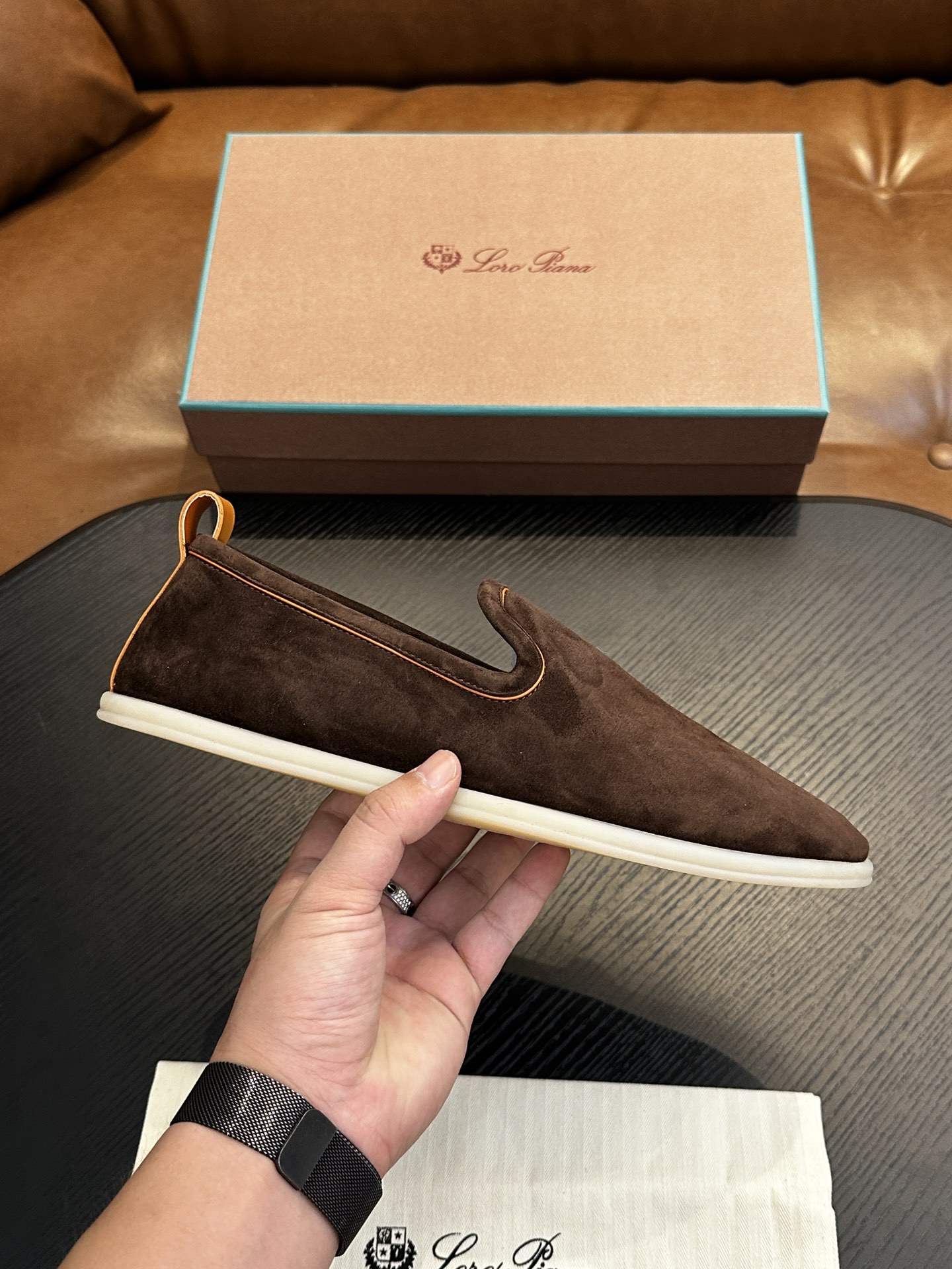 NO:355537,Loro Piana/Nuoyoupiana LP new Beckham same moccasin men's shoes | precision craftsmanship and the practical wear of the signature shoe | lightweight and flexible, with just the right hardness and thickness selected soft suede body | plus foldable primary heel and slightly extended toe | show the logo style of Summer Walk shoes | Fabric insoles unlined design | stain-proof white non-slip flat sole | decorated with brand LP initials | lightweight soft and comfortable top | with original box packaging dust bag Size39-44 (customized for 38.45.46),,loro piga,loro piga19860909Loro Piana/诺悠翩雅 LP新款贝克汉姆同款莫卡辛男鞋｜精密匠艺打造的结构与标志性鞋款的实穿功能性融为一体｜轻巧灵活、硬度与厚度恰到好处的精选柔软绒面革鞋身｜加上可翻折原色鞋跟以及略微加长的鞋头｜展现出 Summer Walk 鞋款的标志风格｜织物鞋垫无衬里设计｜经过防污处理白色防滑平鞋底｜饰有品牌LP首字母｜上脚轻便柔软舒服｜配原盒包装防尘袋 Size39-44（38.45.46定做),,loro piana,loro piana,Men's shoes