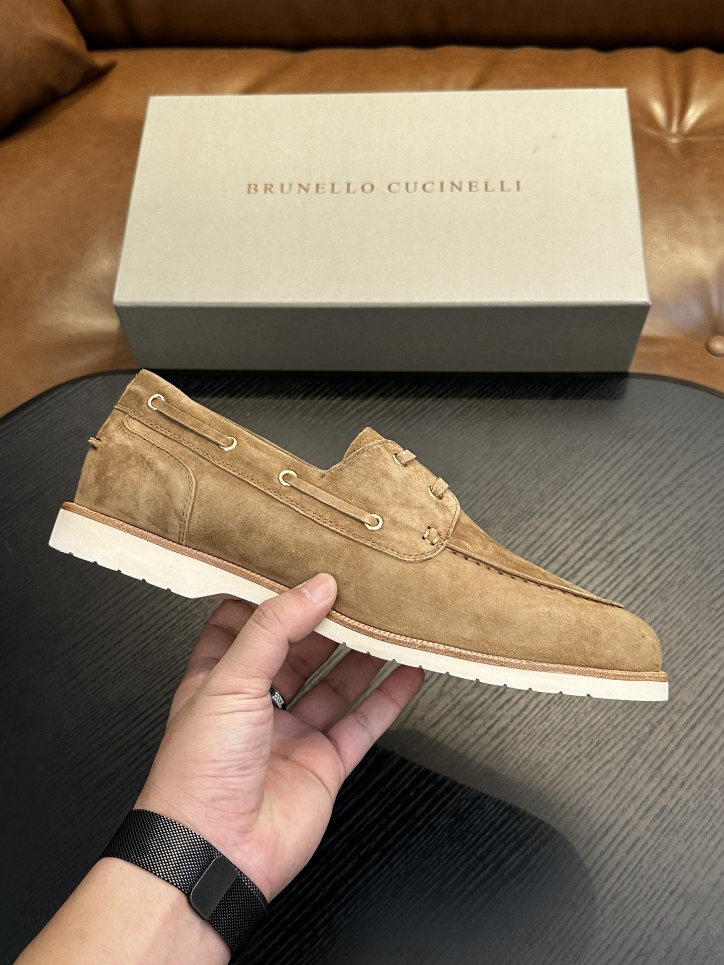 NO:341013,Brunello Cucinelli new suede suede loafers | Fabric is made of imported reverse velvet cowhide | Breathable cowhide inner lining | Details of the same color stitching | genuine leather edge strips | Light foamed sole to enhance the comfortable wearing | Simple shoe style, very heeled feet | Extreme breathability and no fatigue after wearing for a long time | Original box packaging dust bag Size39-44 (customized for 38.45.46), BC casual shoes, brunello cucinelli,loafers,cowhide,chamois leather19860909Brunello Cucinelli新款麂皮绒面乐福鞋｜面料采用进口反绒牛皮｜透气牛皮内里｜同色系缝线细节｜真皮沿边条｜轻盈发泡大底提升舒适穿着感｜简约鞋型穿脱十分跟脚｜透气性极好久穿不累｜原盒包装防尘袋 Size39-44（38.45.46定做),BC休闲鞋,brunello cucinelli,loafers,cowhide,chamois leather,Men's shoes