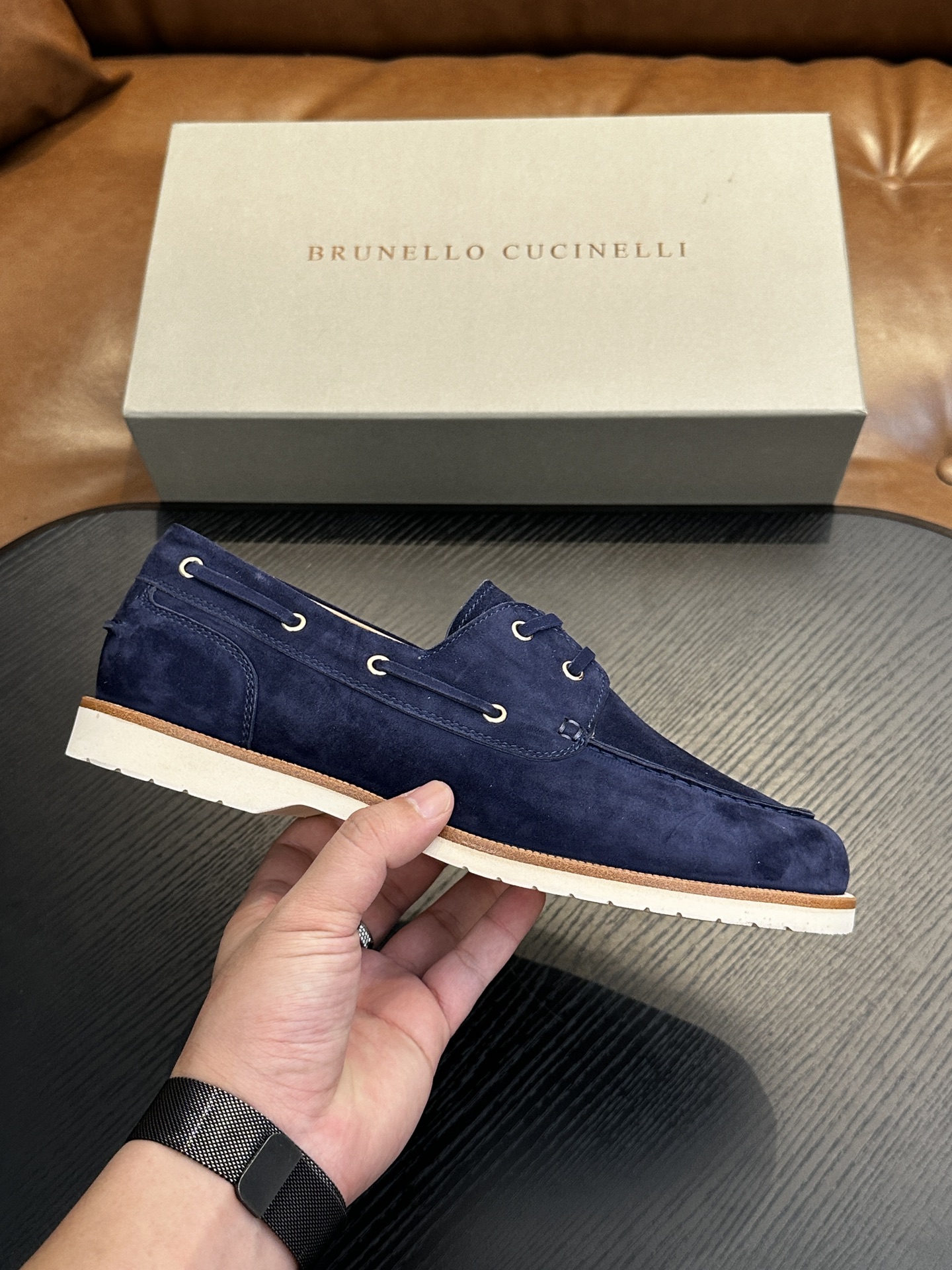 NO:341059,Brunello Cucinelli new suede suede loafers | Fabric is made of imported reverse velvet cowhide | Breathable cowhide inner lining | Details of the same color stitching | genuine leather edge strips | Light foamed sole to enhance the comfortable wearing | Simple shoe style, very heeled feet | Extreme breathability and no fatigue after wearing for a long time | Original box packaging dust bag Size39-44 (customized for 38.45.46), BC casual shoes, brunello cucinelli,loafers,cowhide,chamois leather19860909Brunello Cucinelli新款麂皮绒面乐福鞋｜面料采用进口反绒牛皮｜透气牛皮内里｜同色系缝线细节｜真皮沿边条｜轻盈发泡大底提升舒适穿着感｜简约鞋型穿脱十分跟脚｜透气性极好久穿不累｜原盒包装防尘袋 Size39-44（38.45.46定做),BC休闲鞋,brunello cucinelli,loafers,cowhide,chamois leather,Men's shoes