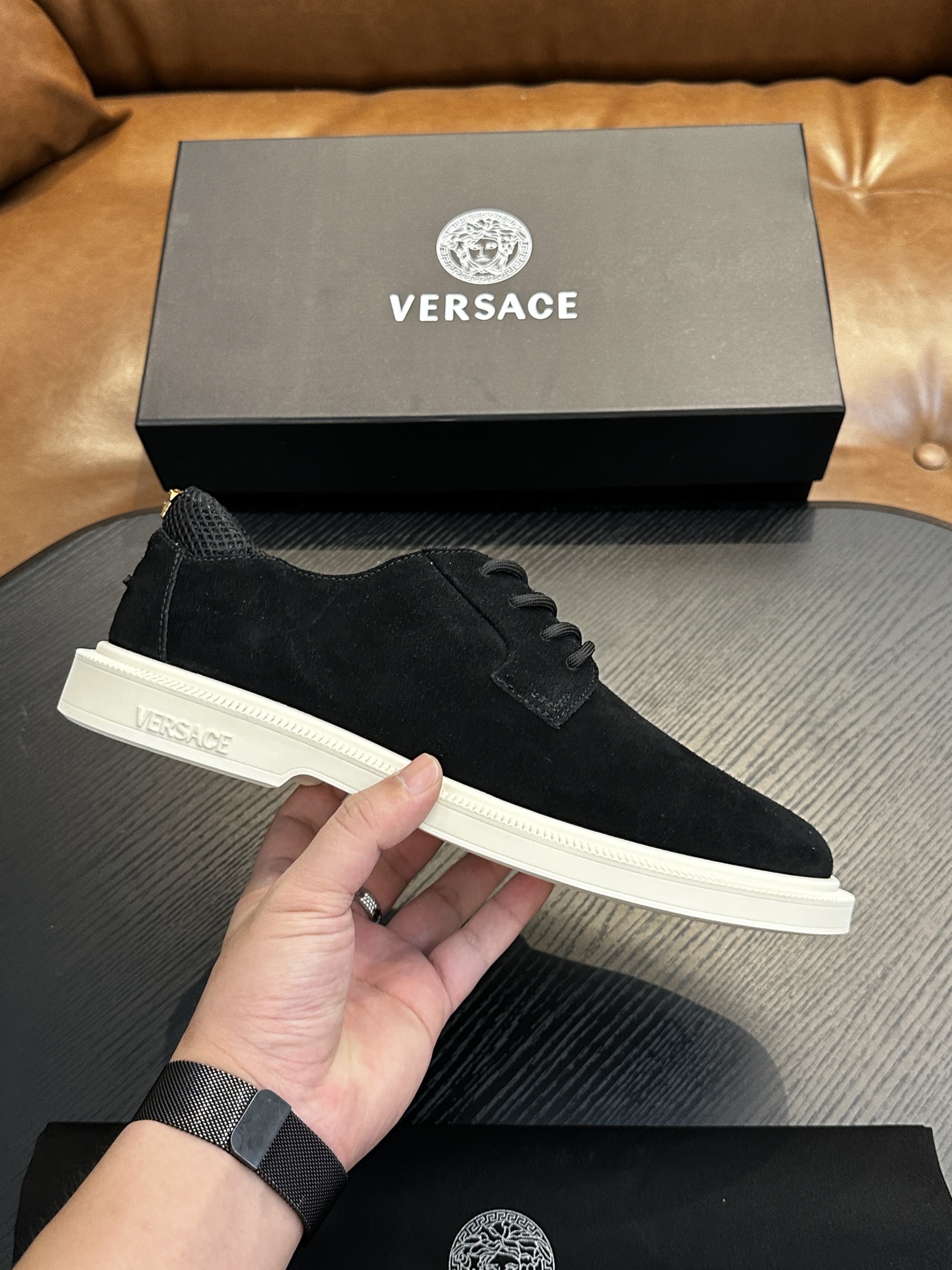 NO:340600,Versac (Versace) Italian men's casual shoes shipped!  Each pair of shoes from this Italian pure handmade shoe brand is simple and classic, and it is very comfortable and versatile on the feet!  This upper is made of imported cowhide, with high-end and comfortable cowhide inner lining!  The outsole is made of original rubber backsheet combination, with cowhide inner lining!  Brand-specific mold opening foot bed, exclusive private mold controllable! Original box packaging, equipped with shoe storage bag!  39 40 41 42 43 44 (38 45 46 customized), Versace casual shoes, versace, versace, cowhide19860909Versac(范思哲）意大利男士休闲板鞋出货！这个意大利纯手工鞋履品牌的每一双鞋设计简洁经典,上脚非常舒适百搭！ 此款鞋面面料采用进囗牛皮,高档舒适牛皮内里！大底采用原版橡胶底片组合成型,牛皮内里！品牌专用开模脚床,独家私模可控!原盒包装,配鞋履收纳袋！39 40 41 42 43 44（38 45 46定做）,范思哲 休闲鞋,versace,versace,cowhide,Men's shoes