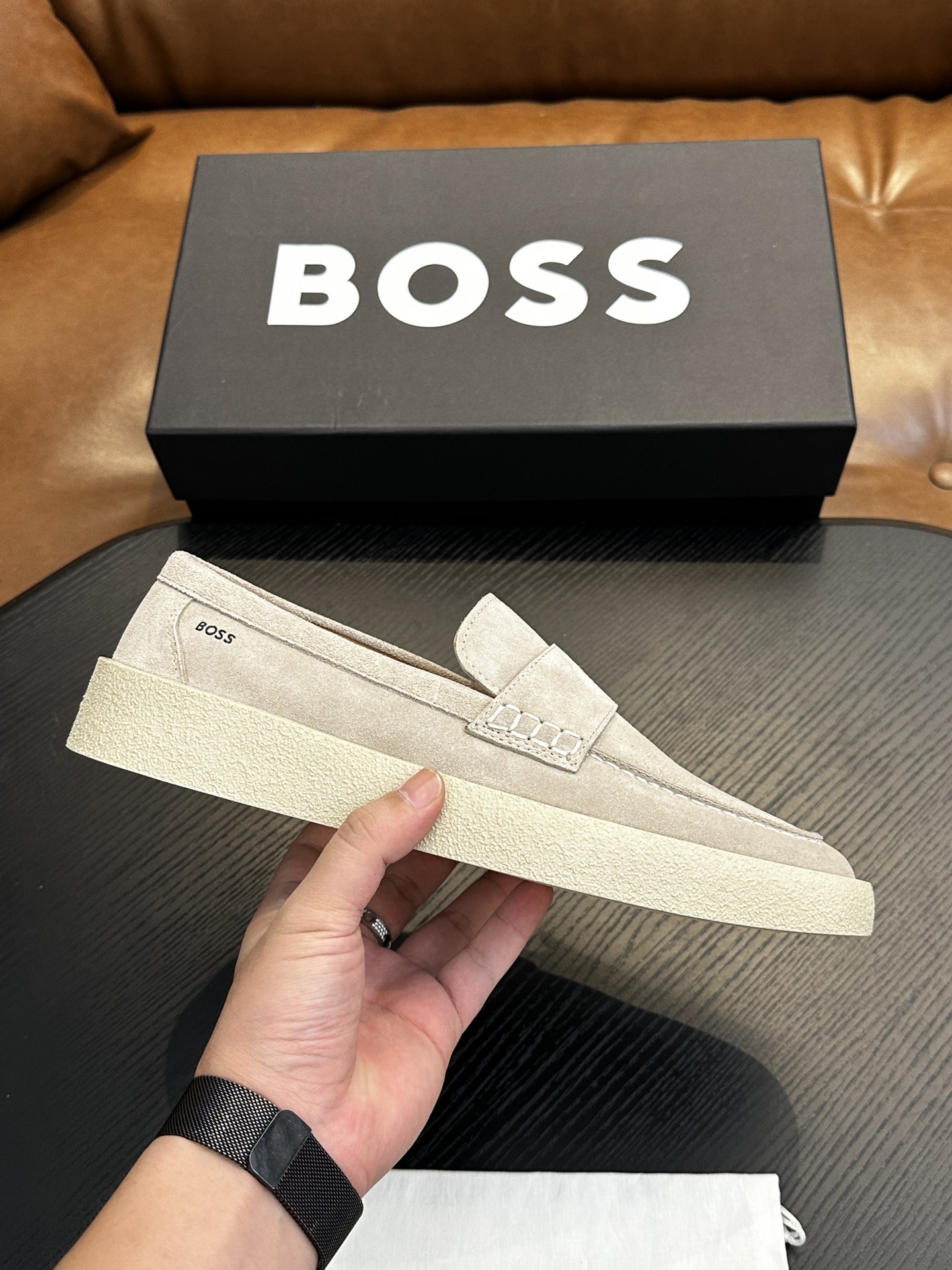 NO:341053,BOSS classic one-legged leather shoes | Exclusive original mold opening, made of imported calfskin | Retro and shiny texture complement each other | Release charming tones to outline confident posture | Imported calfskin + cowhide inner lining + TPU glue sole | Comfortable and lightweight on the feet Size: 39-44 (customized for 38.45.46), BOOS casual shoes, cowhide19860909BOSS经典款一脚蹬皮鞋｜独家原版开模 采用进口小牛皮制成｜复古与亮泽质感相得益彰｜释放迷人色调勾勒自信姿态｜进口小牛皮+牛皮内里+TPU胶底｜上脚舒适轻便 Size:39-44（38.45.46定做),BOOS 休闲鞋,cowhide,Men's shoes