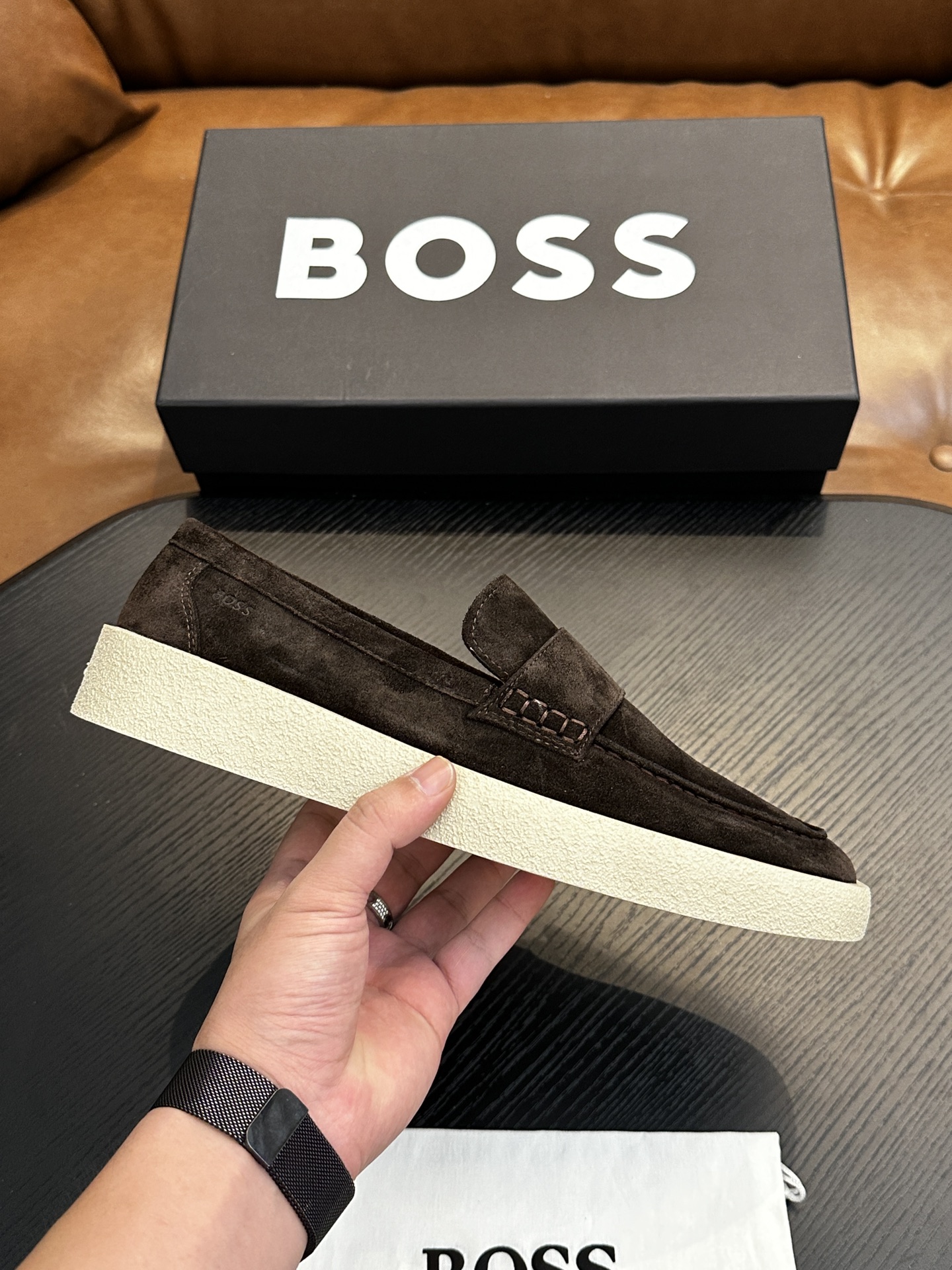 NO:340033,BOSS classic one-legged leather shoes | Exclusive original mold opening, made of imported calfskin | Retro and shiny texture complement each other | Release charming tones to outline confident posture | Imported calfskin + cowhide inner lining + TPU glue sole | Comfortable and lightweight on the feet Size: 39-44 (customized for 38.45.46), BOOS casual shoes, cowhide19860909BOSS经典款一脚蹬皮鞋｜独家原版开模 采用进口小牛皮制成｜复古与亮泽质感相得益彰｜释放迷人色调勾勒自信姿态｜进口小牛皮+牛皮内里+TPU胶底｜上脚舒适轻便 Size:39-44（38.45.46定做),BOOS 休闲鞋,cowhide,Men's shoes