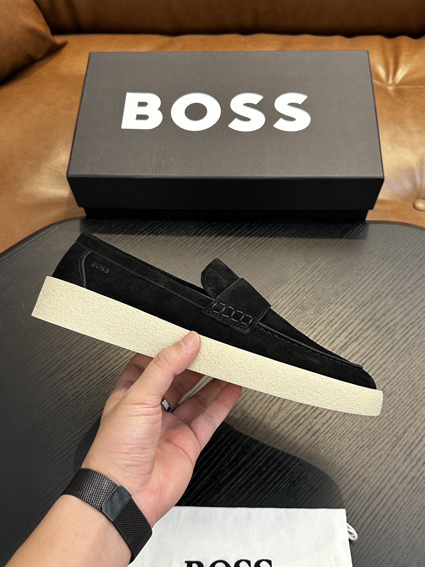 NO:348509,BOSS classic one-legged leather shoes | Exclusive original mold opening made of imported calf leather | Retro and shiny texture complement each other | Release charming tones to outline confident posture | Imported calf leather + cowhide inner lining + TPU glue sole | Comfortable and lightweight on the feet Size: 39-44 (customized for 38.45.46), cowhide19860909BOSS经典款一脚蹬皮鞋｜独家原版开模 采用进口小牛皮制成｜复古与亮泽质感相得益彰｜释放迷人色调勾勒自信姿态｜进口小牛皮+牛皮内里+TPU胶底｜上脚舒适轻便 Size:39-44（38.45.46定做),,cowhide,Men's shoes