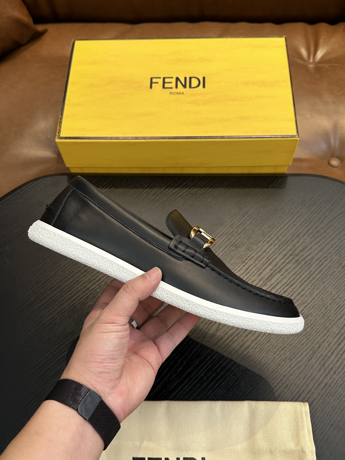 NO:340610,FENDI classic one-foot leather shoes | Exclusive original mold opening made of imported calf leather | Retro and shiny texture complement each other | Release charming tones to outline confident posture | Imported calf leather + cowhide inner lining + TPU glue sole | Comfortable and lightweight on the feet Size: 39-44 (customized by 38.45.46), Fendi casual shoes, fendi, fendi, cowhide19860909FENDI（芬迪）经典款一脚蹬皮鞋｜独家原版开模 采用进口小牛皮制成｜复古与亮泽质感相得益彰｜释放迷人色调勾勒自信姿态｜进口小牛皮+牛皮内里+TPU胶底｜上脚舒适轻便 Size:39-44（38.45.46定做),芬迪休闲鞋,fendi,fendi,cowhide,Men's shoes
