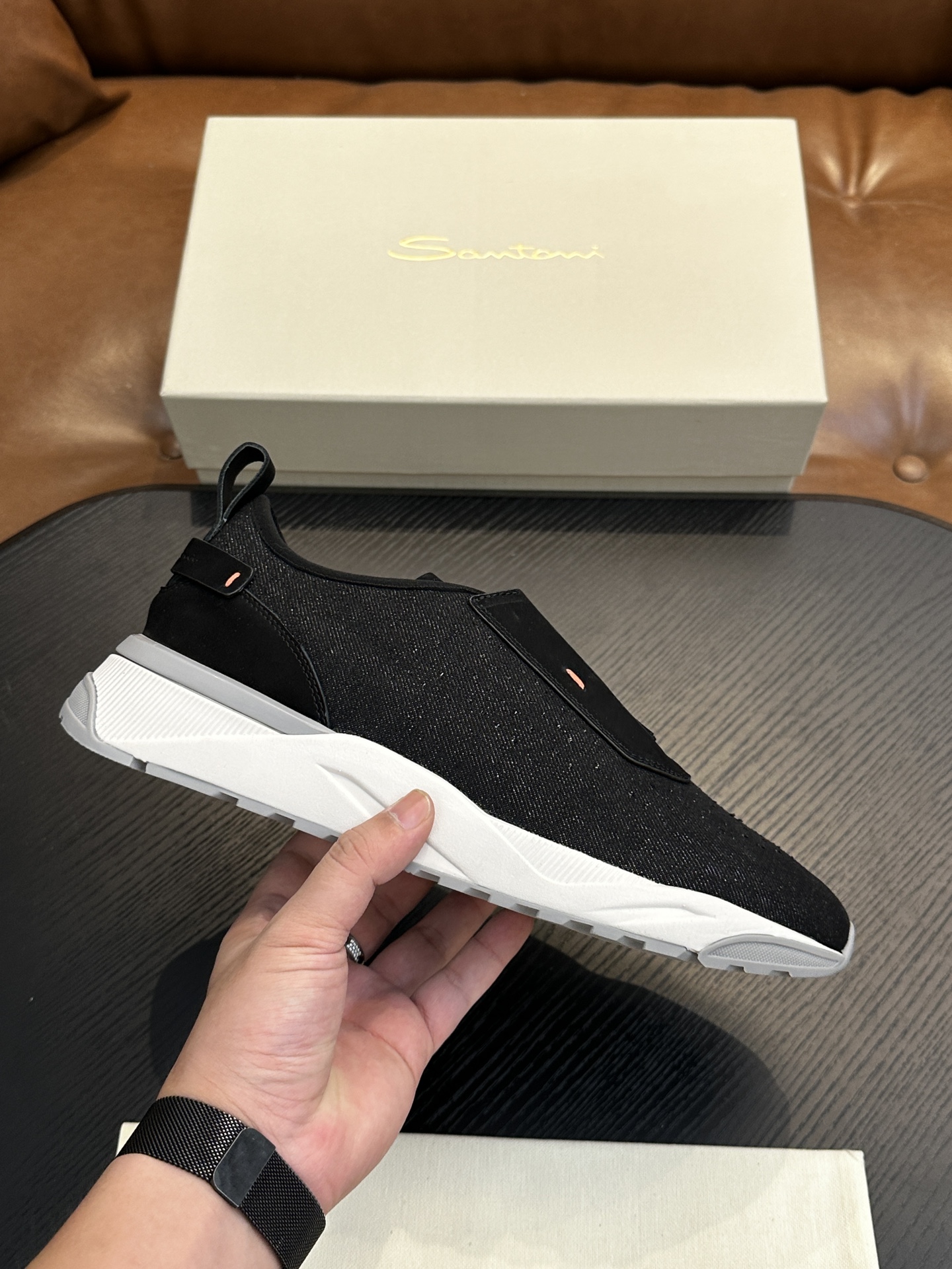 NO:620535,Santoni (Santoni) Italian men's handmade calfskin shoes are shipped!  Each pair of shoes from this Italian handmade shoe brand has a simple and classic design, which is very comfortable and versatile!  It is not accurate to describe the Italian shoe brand Santoni as 'nouveau riche'. Although it is very young, its appearance and temperament are quite sophisticated, and it can even be said that it is well versed in the ways of the world. The toe of the shoe adopts a classic two-section design concept, and all trimming parts are processed by Italian oil edge technology, giving a 360-degree vision without rough edges!  Internal and external waist without lining design!  The real-line method of glueing the empty circle around the outsole is environmentally friendly and does not open the glue!  The upper material of this shoe is made of imported grained calfskin. When you lift it from the back of the leather, you can see very clear pores!  The inside is made of calf and will not slip or fade!  The outsole is made of a combination of IP outsole and TPU backing sheet, which is light and comfortable on the foot!  The brand's special molded footbed has a layer of high-elastic foam in the middle of the insole that makes it easy to put on your feet. Exclusive private mold control, long-term availability!  Original box packaging, with shoe storage bag!  39 40 41 42 43 44, Santoni sneakers, sneakers, cowhide19860909Santoni(圣东尼）意大利男士手工小牛皮鞋出货！这个意大利纯手工鞋履品牌的每一双鞋设计简洁经典,上脚非常舒适百搭！ 用“新贵”来形容意大利鞋履品牌Santoni,并不准确,尽管它很年轻,但呈现出的相貌和气质却相当老练,甚至可以说深谙世故之道. 鞋子鞋头部位采用经典的两节设计理念,切边部位全部经过意大利油边工艺处理,360度无毛边视觉！内外腰无内里设计！大底周圈空胶车真线做法,即环保又不开胶！ 此款鞋面面料采用进囗粒面摔花小牛皮,从皮料反面顶起来会看到很清晰的毛孔！内里进囗小牛里,不打滑,不掉色！大底采用ip大底加tpu底片组合成型,上脚轻便舒适！品牌专用开模脚床,鞋垫中间有一层高弹泡棉上脚轻快.独家私模可控,长期有货！原盒包装,配鞋履收纳袋！39 40 41 42 43 44,圣东尼 运动鞋,sneakers,cowhide,Men's shoes