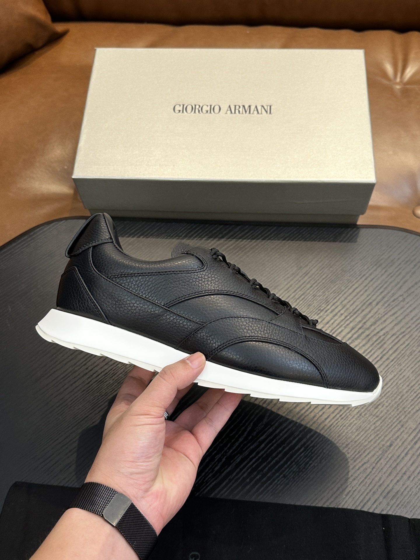 NO:341312,Giorgio Armani's new spring and summer high elastic and fly-woven casual sports men's shoes are here, Kint-and-Leather snakes's new debut. This model provides original design and combines innovative fabrics. It uses high-tech elastic and tight-fitting sneakers to design, full of vitality. It is a model of the clever integration of long-lasting fabric inheritance and innovative technology. It creates a modern high-tech shape and is an ideal shoe for urban life. The upper of this season's new elastic tight-fitting sneakers is decorated with TPU inlay on the front, presenting a touch of dynamic atmosphere. It is matched with contrasting knitted fabrics to create a contrasting color effect full of youthful vitality.  The heel is decorated with cross-style elastic bands, car midsole cover, anti-slip, wear-resistant, high elastic IP rubber outsole is durable, ensuring support and stability, and is comfortable to wear. It has outstanding friction, shock absorption and moderate support, comfortable and excellent performance, and deserves to have H leather shoes size: 39/40/41/42/43/44 Original box packaging + dust bag, Armani casual shoes, armani, armani19860909Giorgio Armani阿玛尼新款春夏高弹飞织套穿式休闲运动男鞋到货,Kint-and-Leather snakers新秀首发 这款提供原创设计,并与创新面料相结合,利用高科技松紧套穿球鞋设计,活力十足,是悠久织物传承与创新技术巧妙融合的典范,打造富有现代气息的高科技造型,是都市生活的理想鞋履.本季新款松紧套穿球鞋的鞋面正面饰有 TPU 嵌料,呈现一丝动感气息,搭配撞色针织面料,营造洋溢年轻活力的撞色效果. 后跟饰有交叉样式松紧带装饰,车中底套楦做法,防滑耐磨高弹IP橡胶大底经久耐穿,确保支撑力与稳定性,穿着舒适不凡.具备出众的摩擦力、减震效果和适度支撑,舒适不凡,性能优异,值得拥有 H皮鞋码数:39/40/41/42/43/44 原盒包装+防尘袋,阿玛尼 休闲鞋,armani,armani,Men's shoes