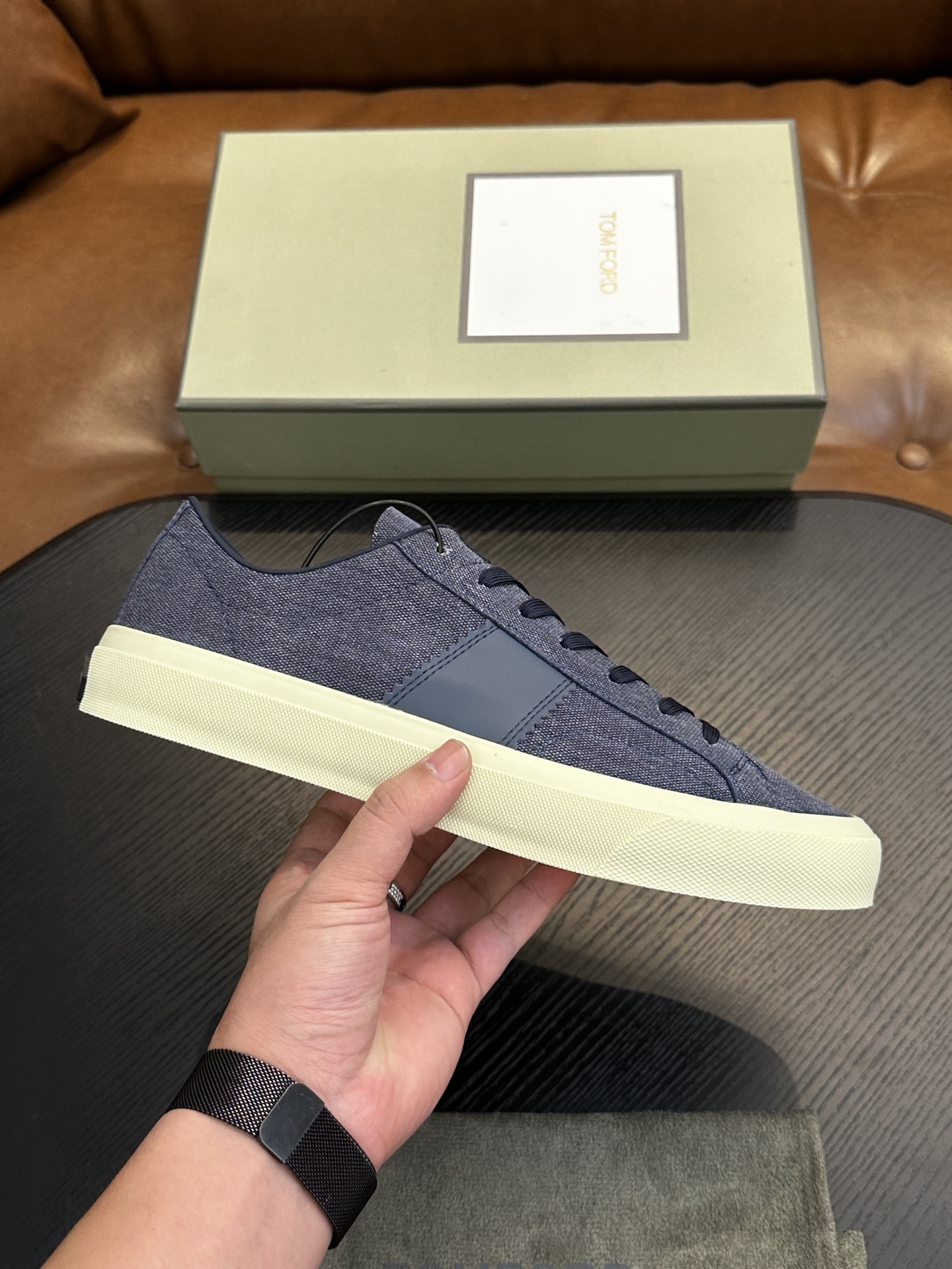 NO:341583,TOM FORD Cambridge Suede Low Top Sneakers This sneaker is equipped with suede calfskin, contrast trim, round toe, front lace-up, rubber flat sole, insole with logo. Size 39-44, 38, 45, 46. Tom Ford, sneakers, cowhide19860909TOM FORD Cambridge 绒面皮低帮运动鞋 本款运动鞋精选绒面小牛皮、对比边饰、圆头、正面系带、橡胶平底、鞋垫饰有标志. 码数39-44,38、45、46定.,汤姆·福特,tom ford,sneakers,cowhide,Men's shoes
